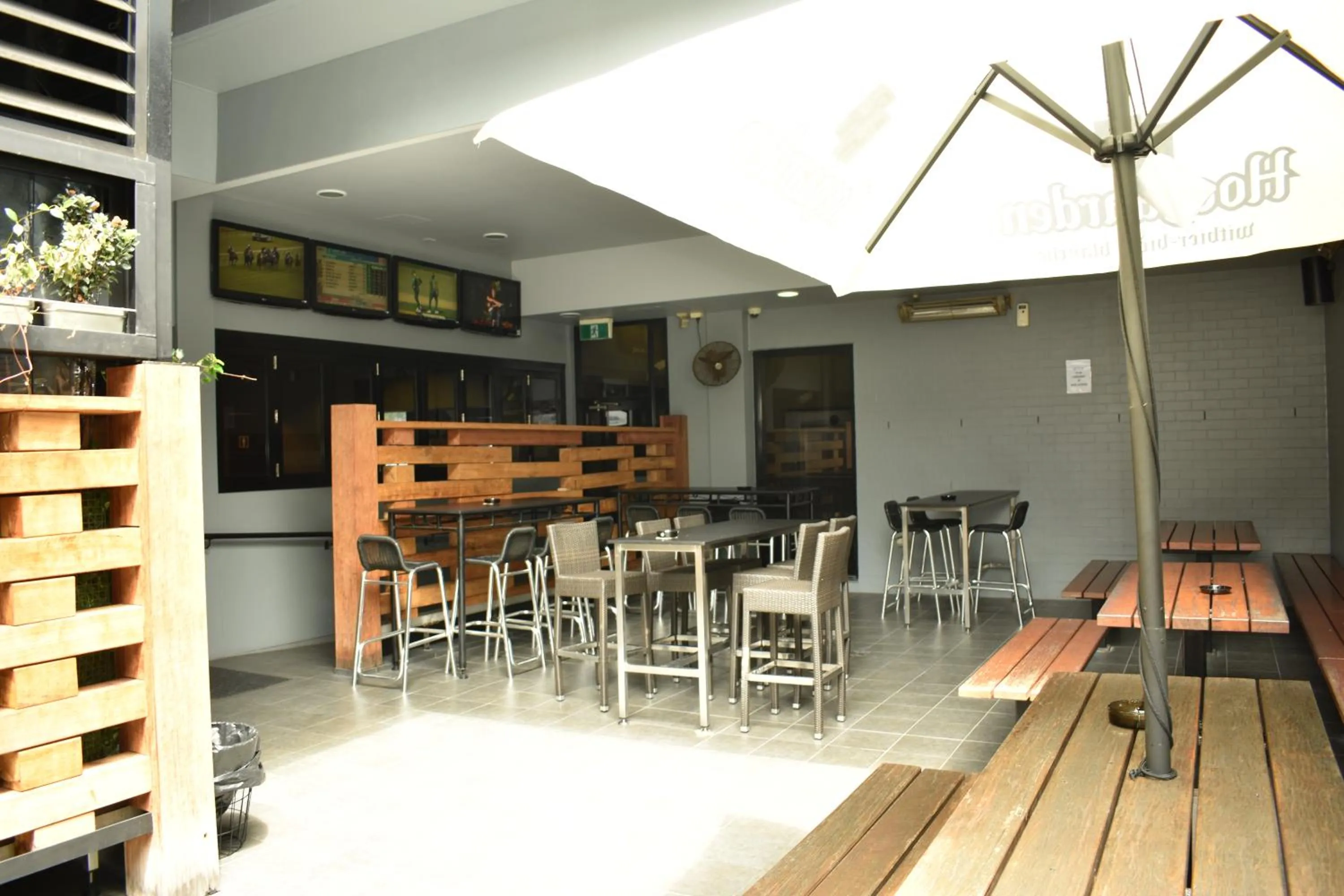 Balcony/Terrace in Best Western Blackbutt Inn