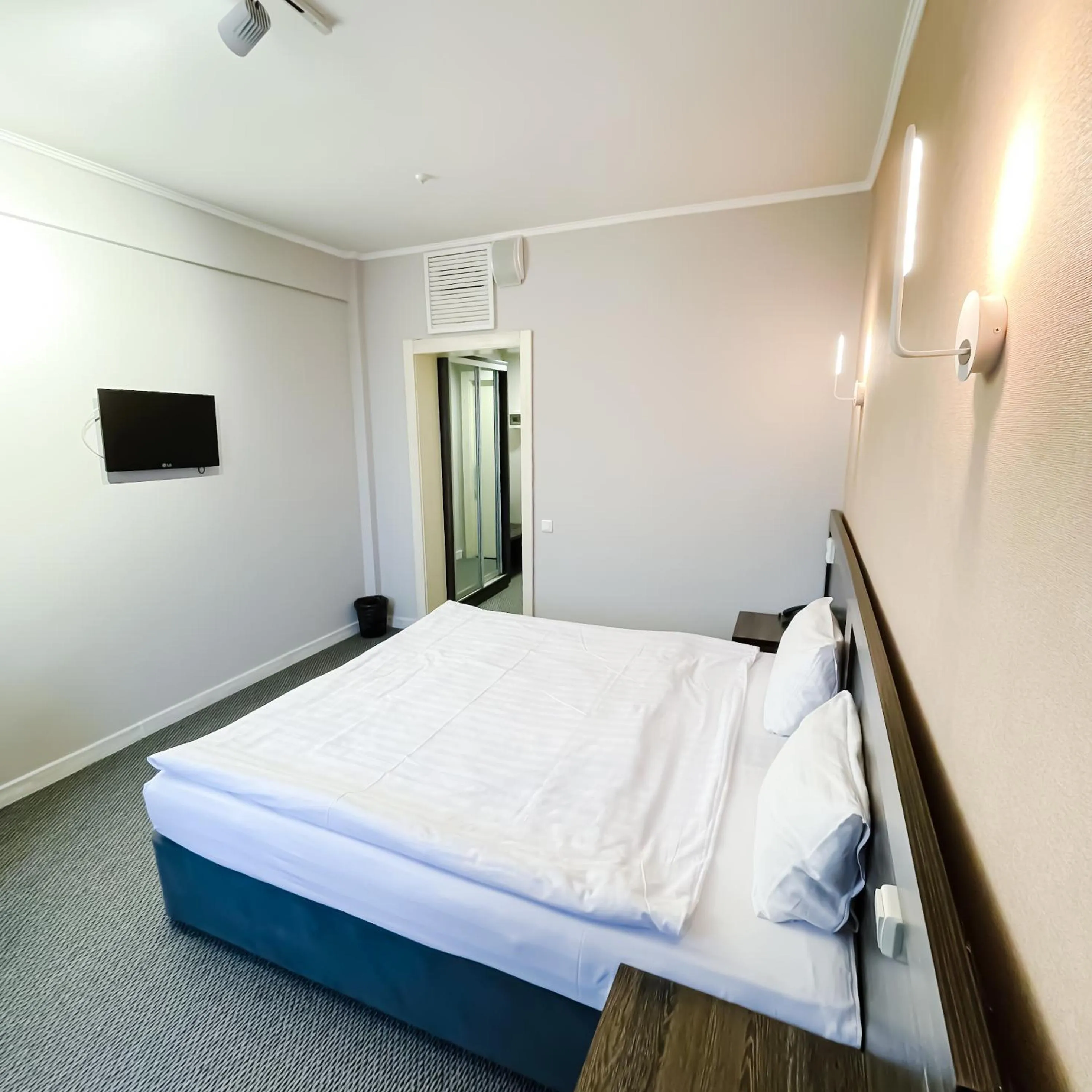 Photo of the whole room, Bed in Golden Palace Hotel