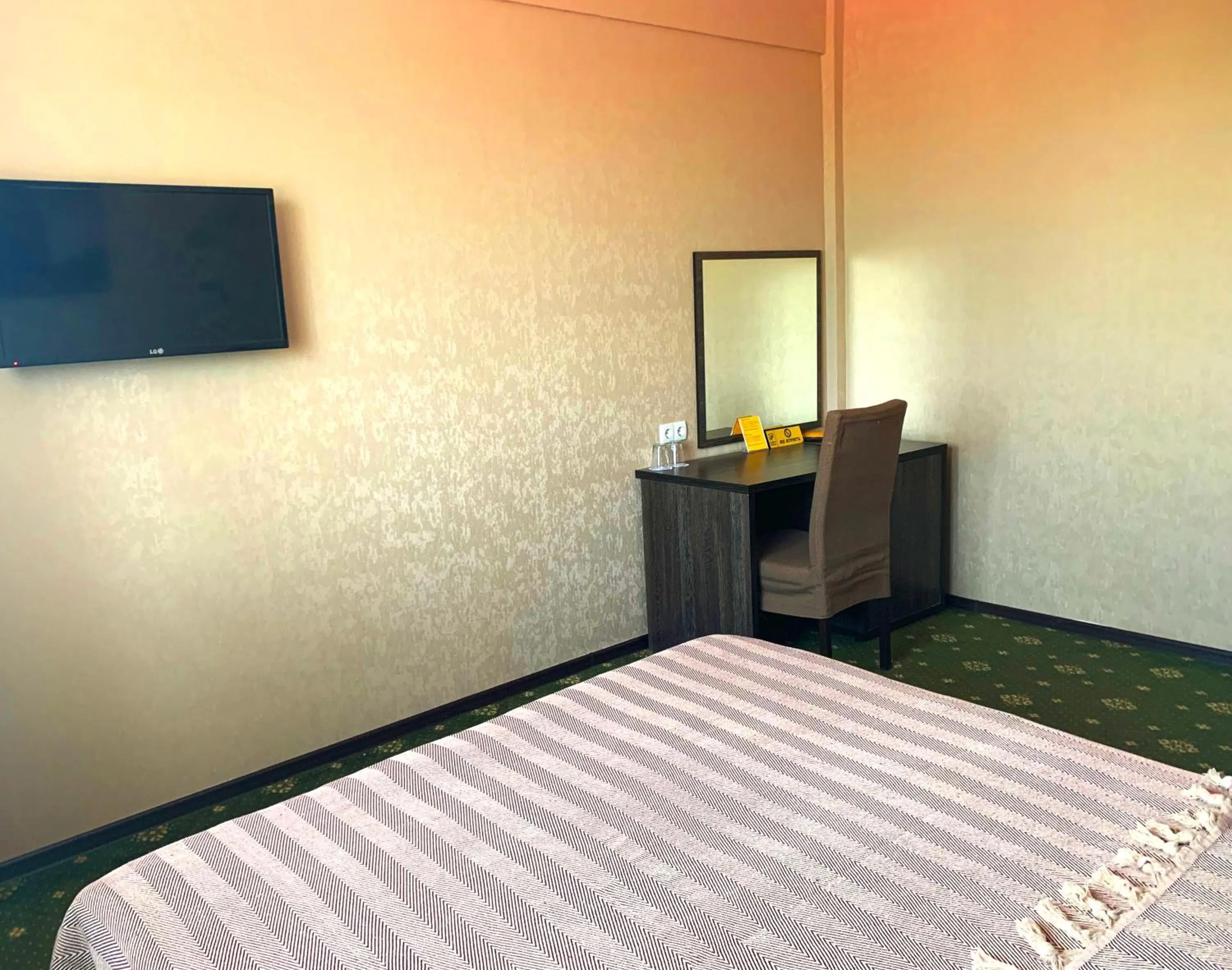 Bed in Golden Palace Hotel