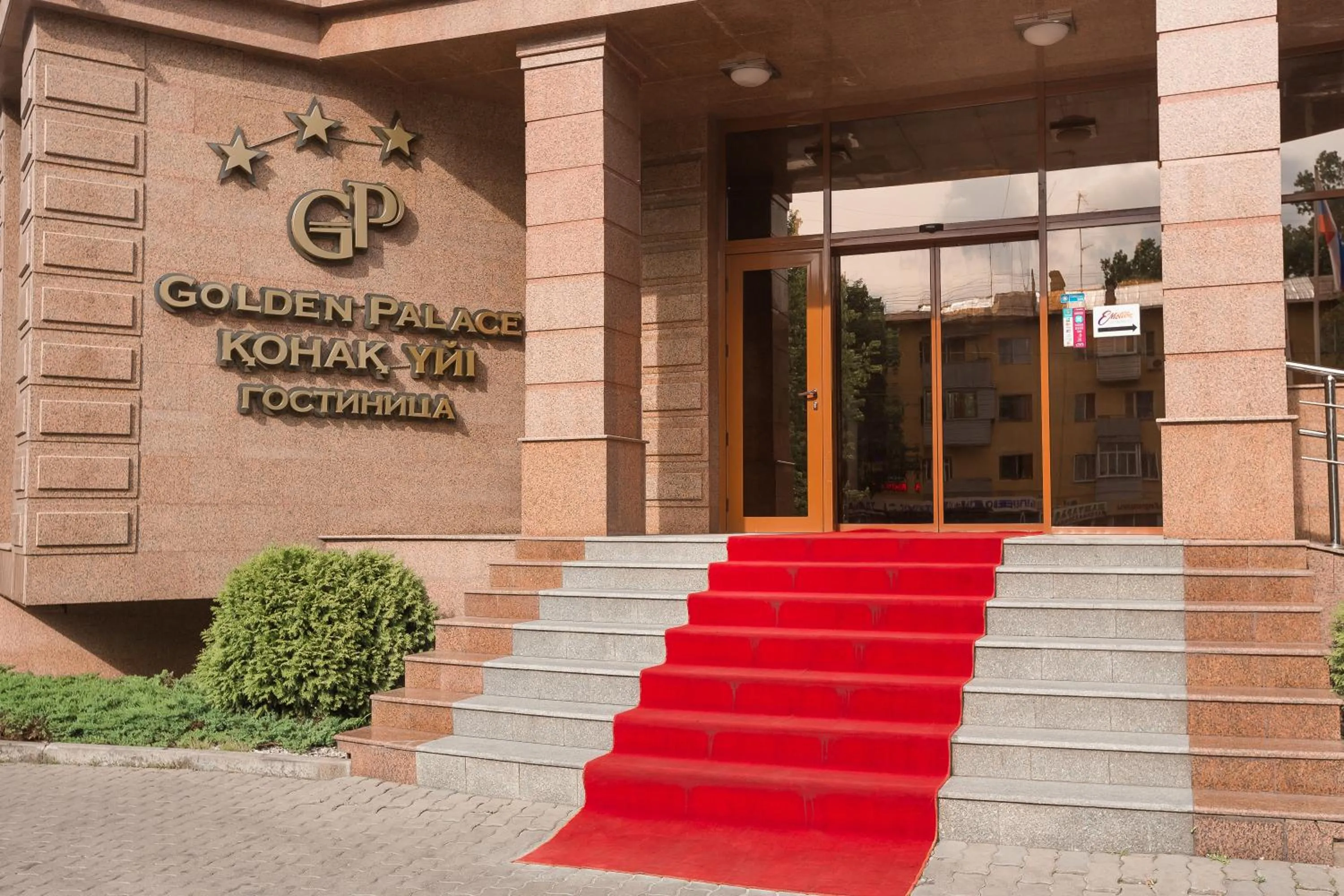 Facade/entrance in Golden Palace Hotel