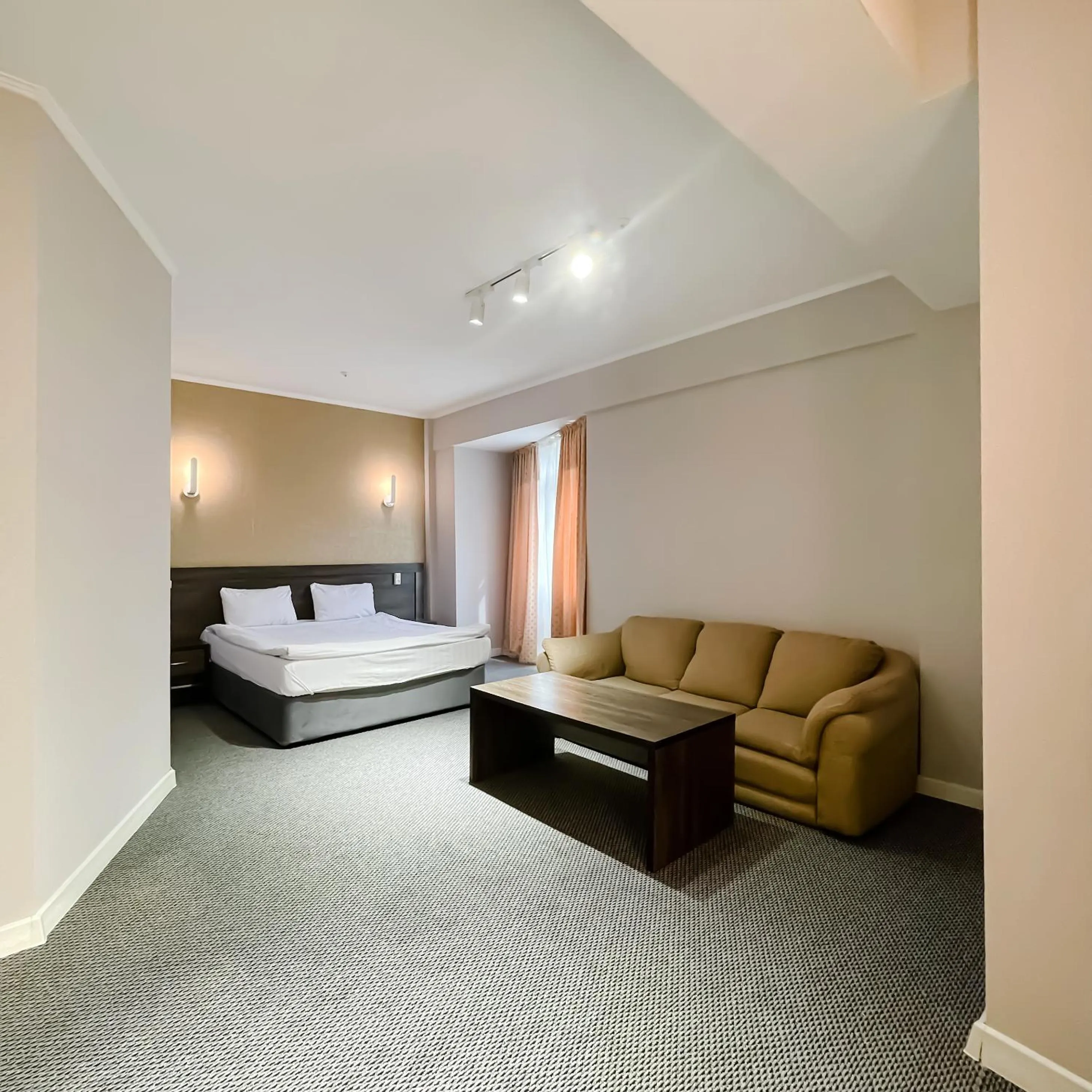 Photo of the whole room, Bed in Golden Palace Hotel