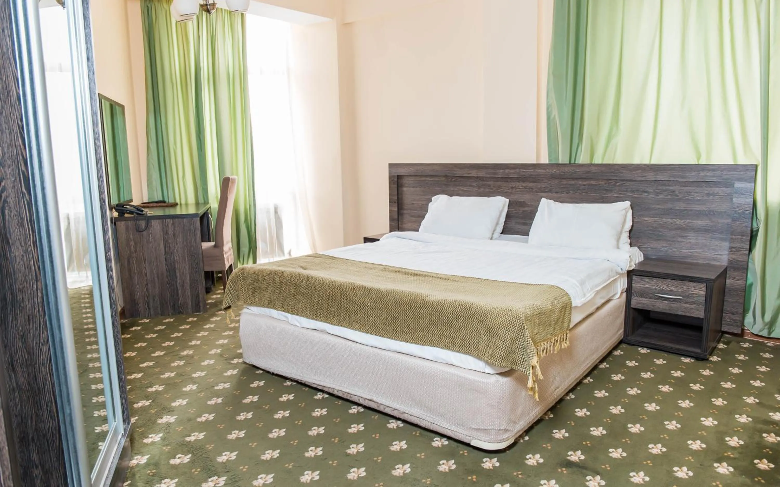 Bed in Golden Palace Hotel