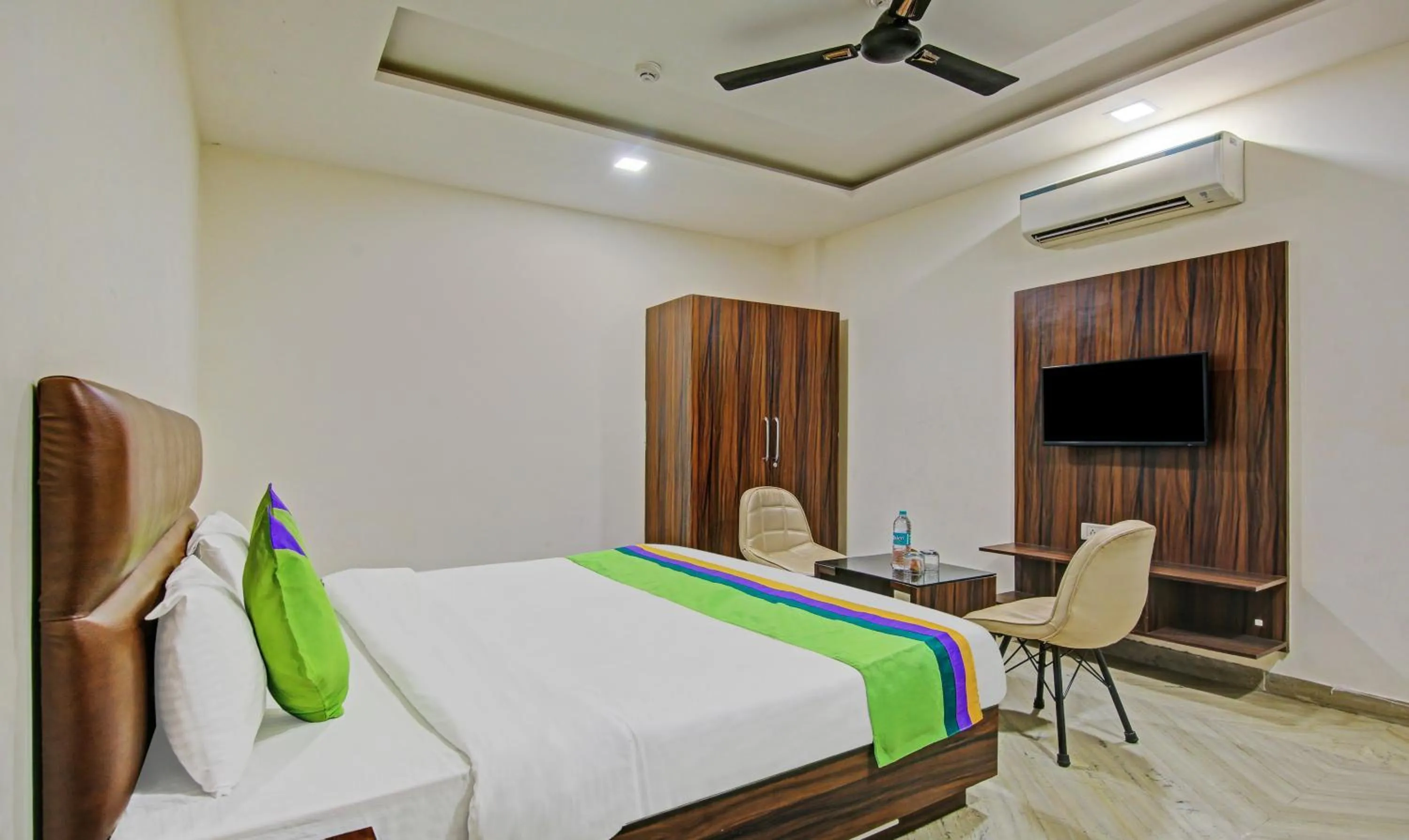 Bedroom, Bed in Itsy Hotels Prime Stay