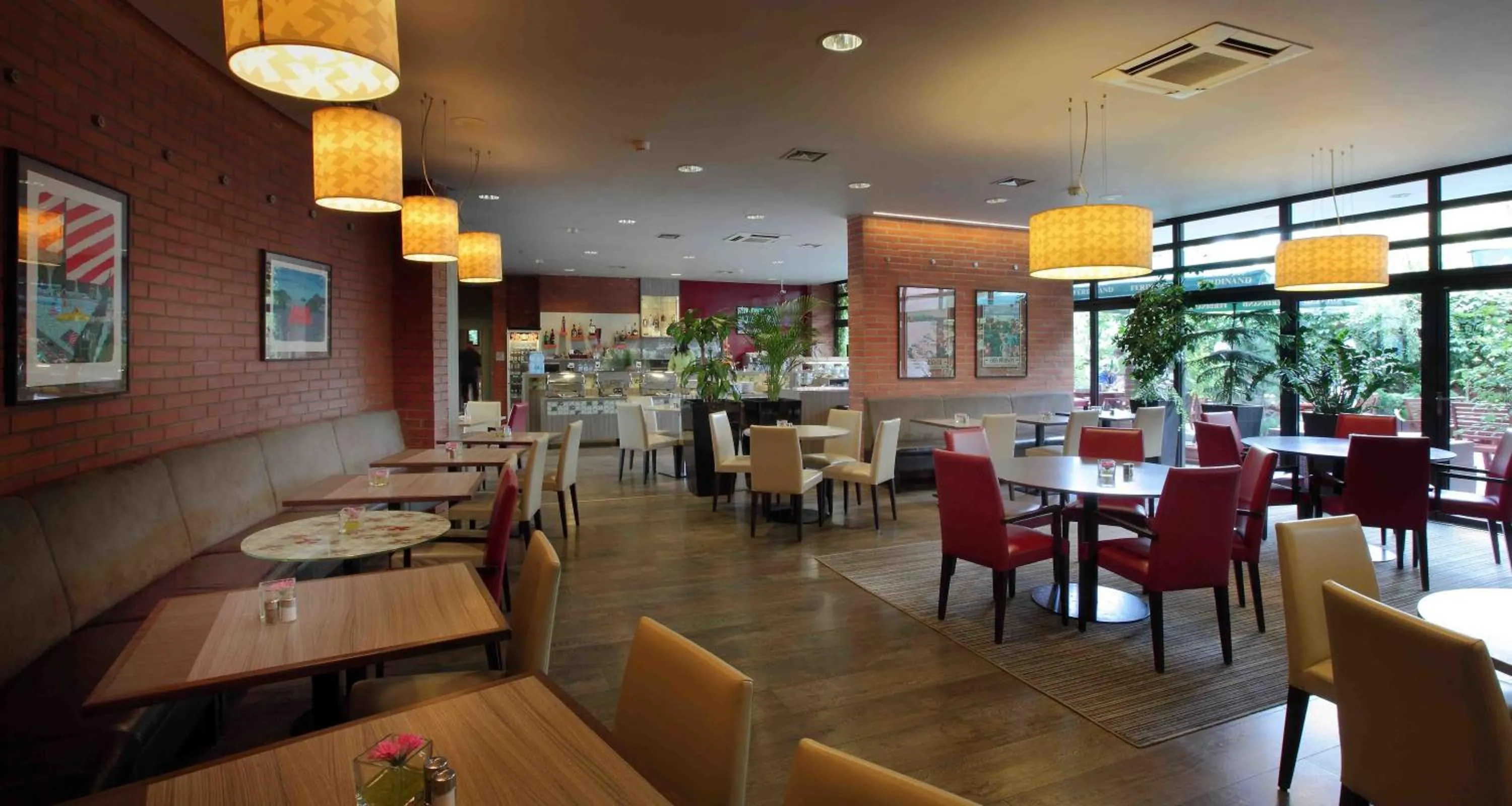 Restaurant/places to eat in Expo Hotel