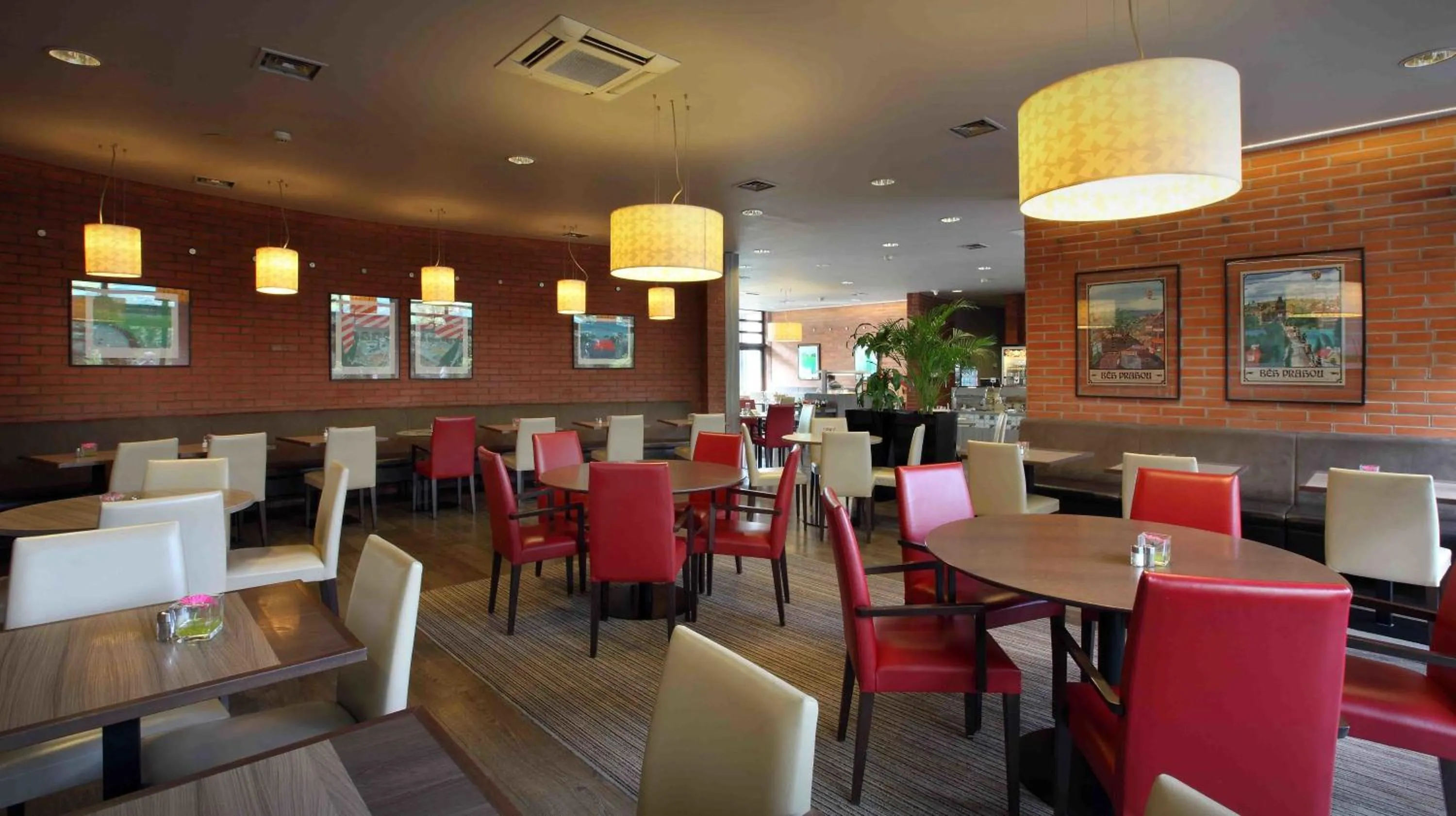 Restaurant/places to eat in Expo Hotel