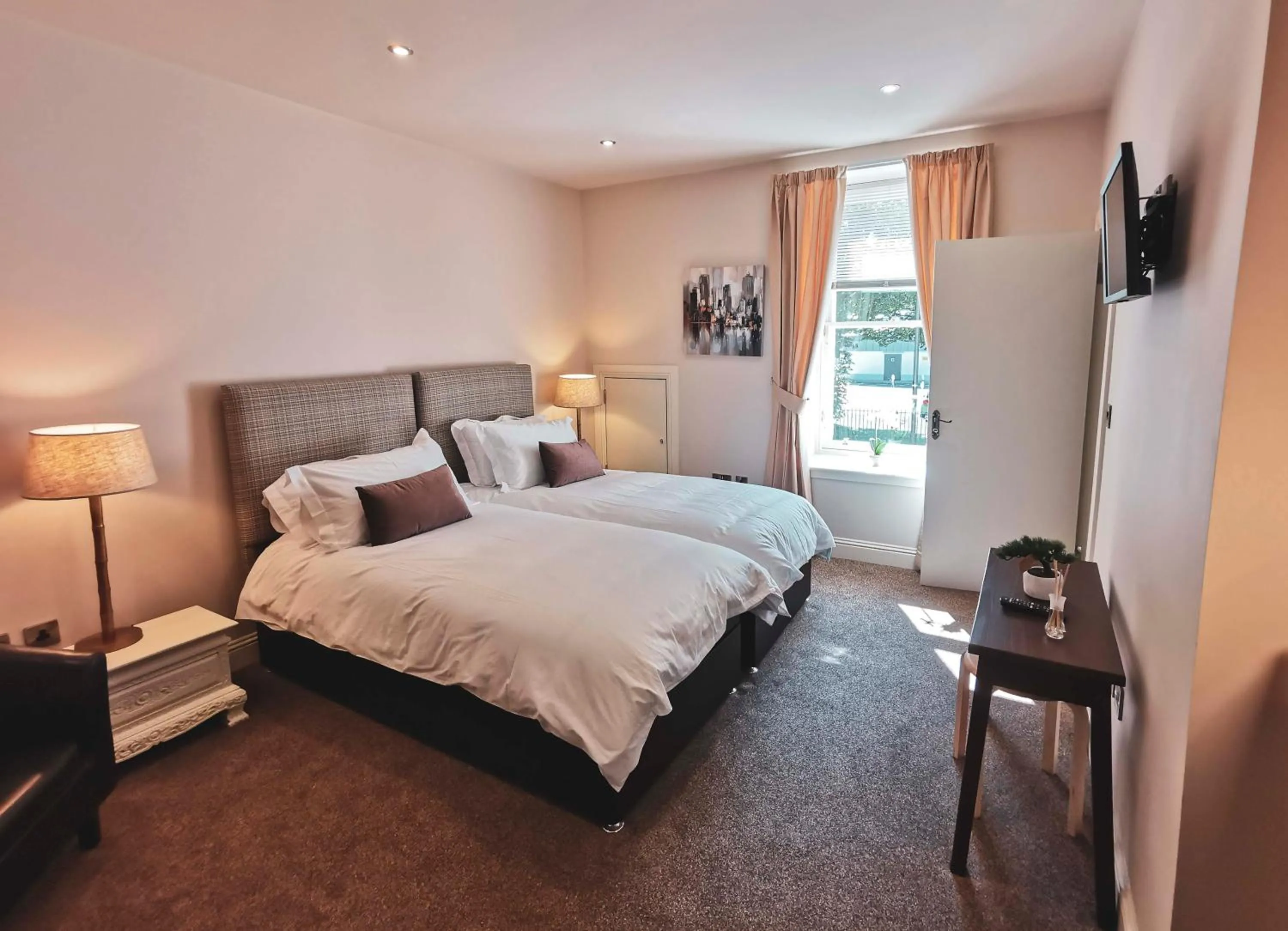 Bedroom, Bed in The Ship Inn