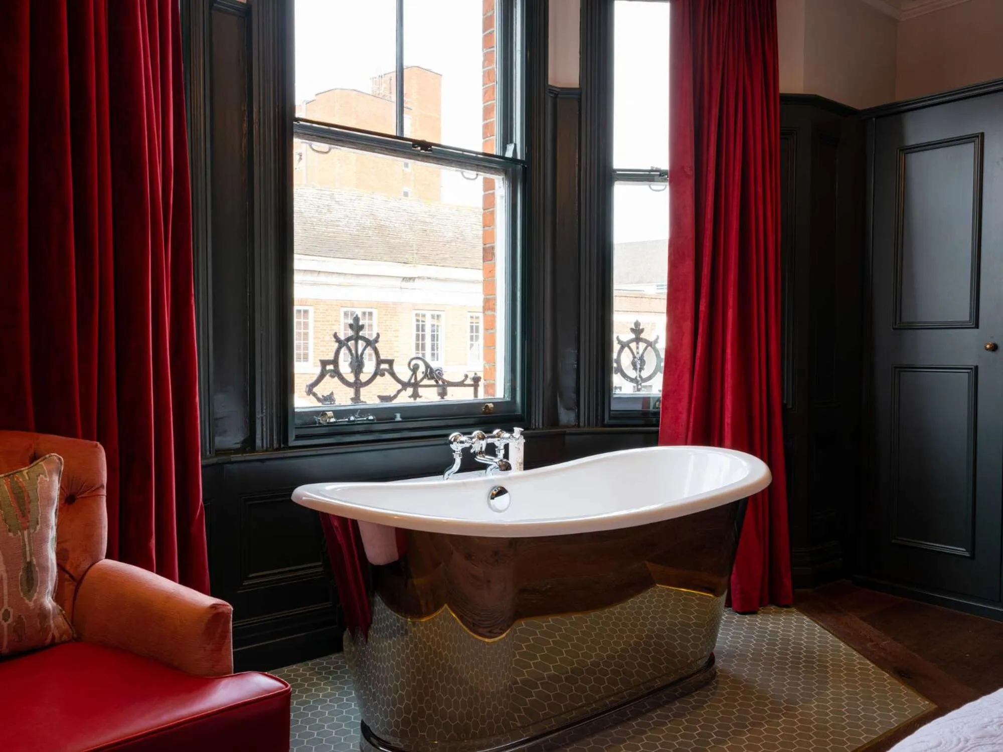 Bedroom, Bed in Spread Eagle