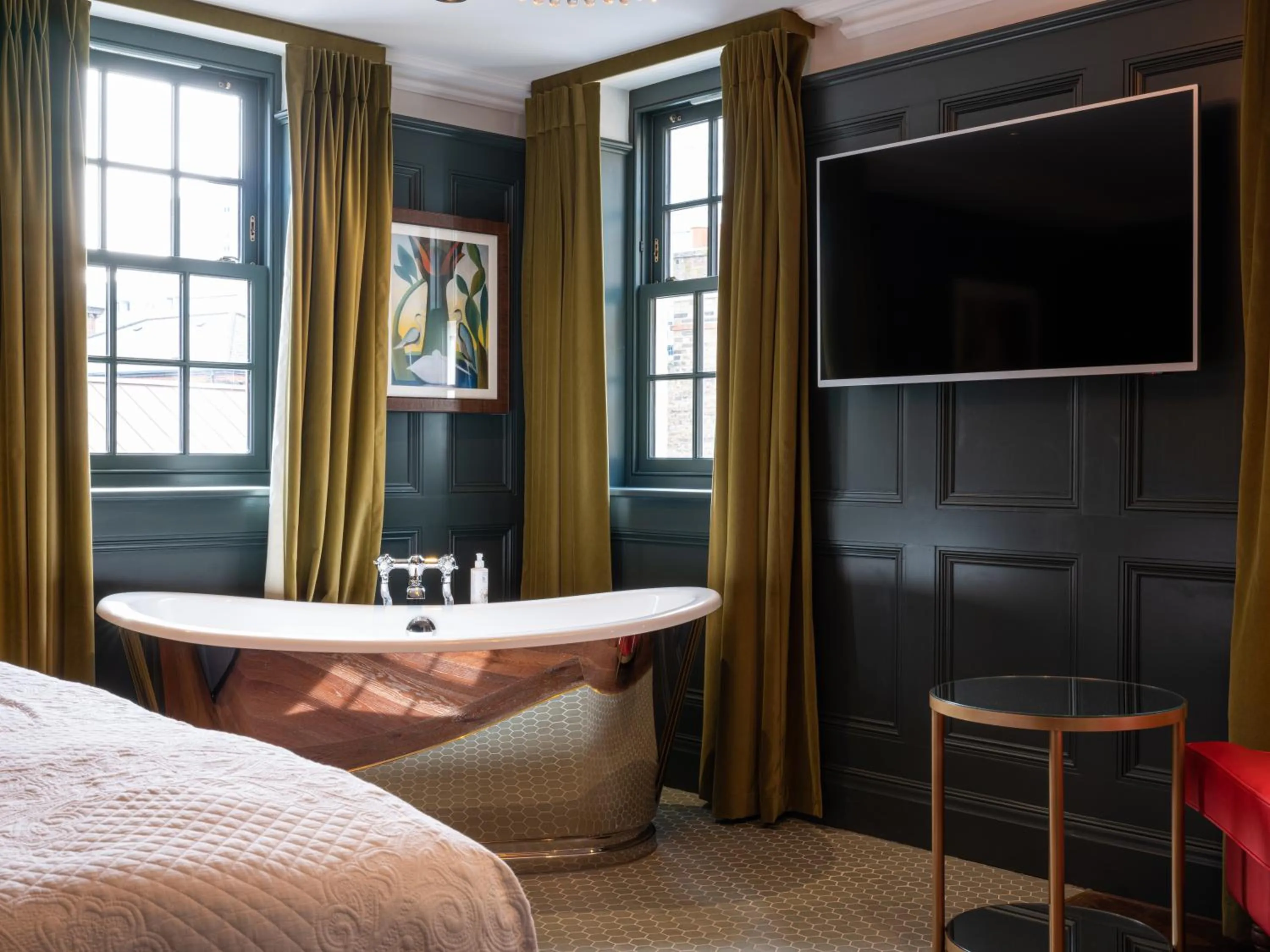 Bedroom, Bed in Spread Eagle