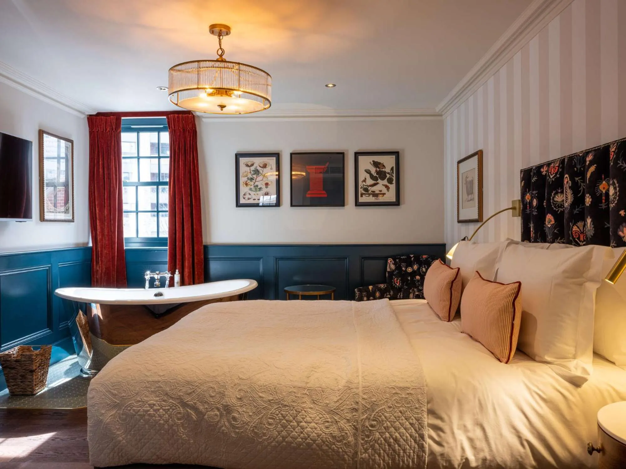 Bedroom, Bed in Spread Eagle