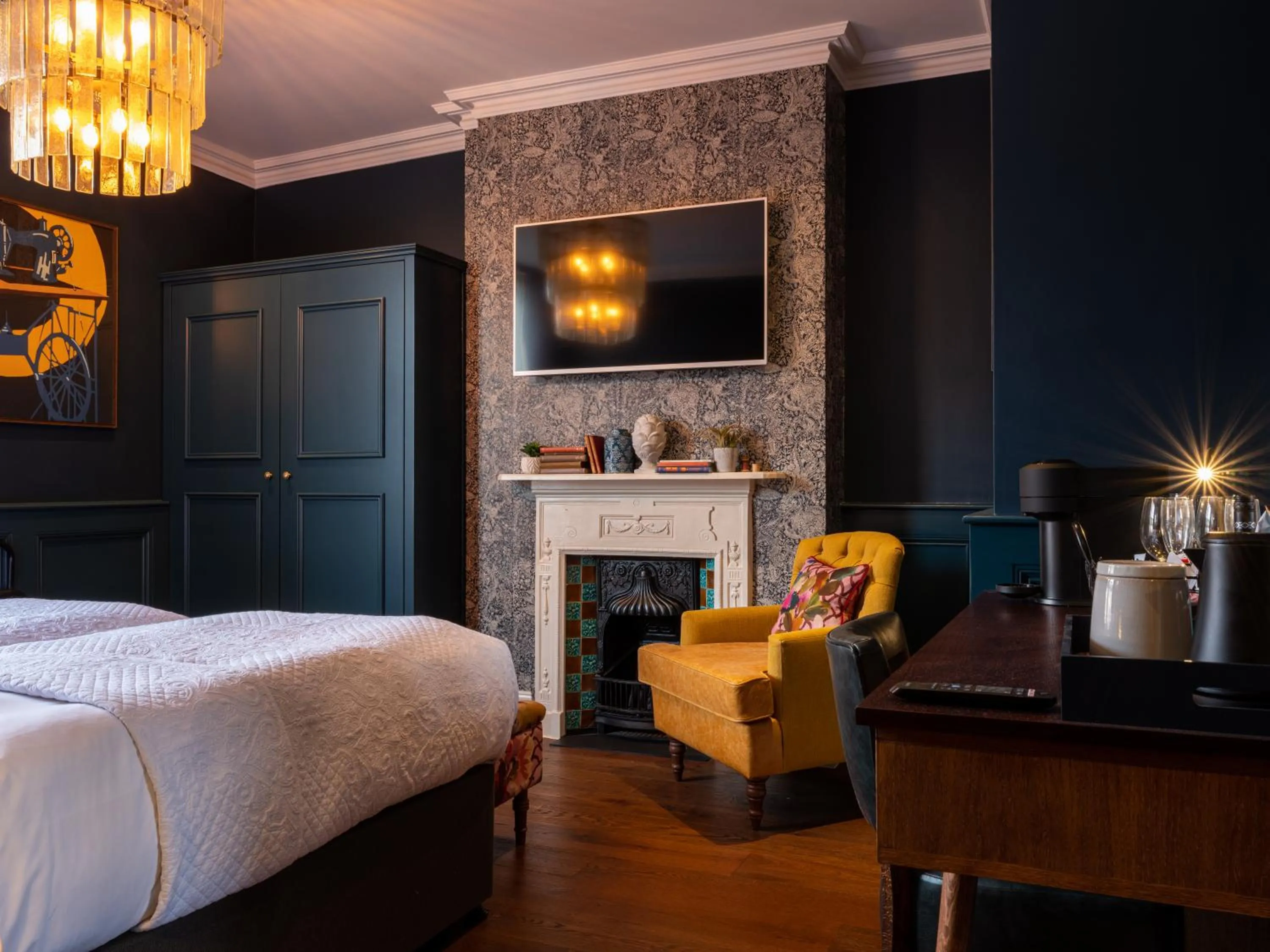 Bedroom, Bed in Spread Eagle