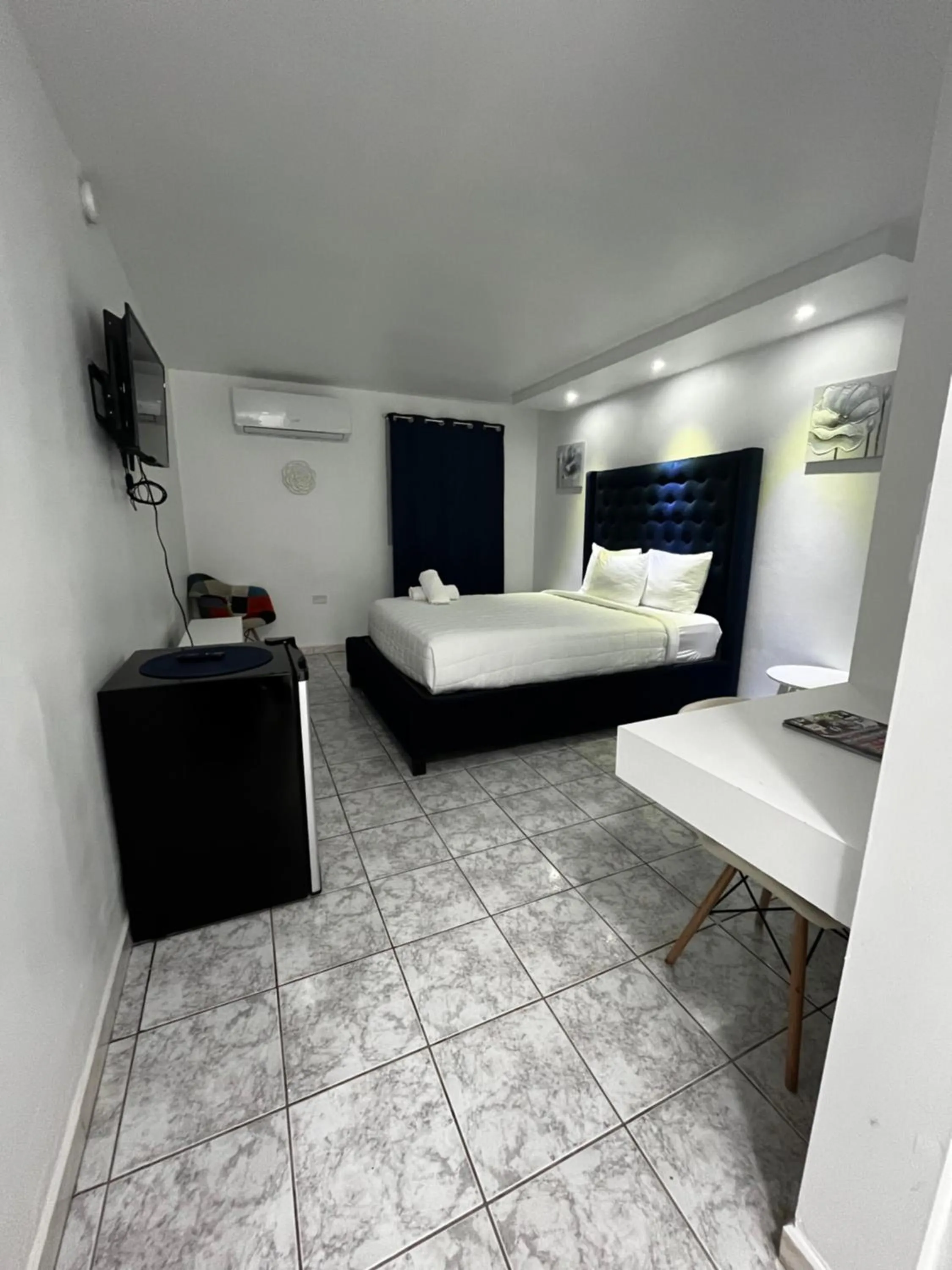 Bed in Douglas Highway Inn Hotel