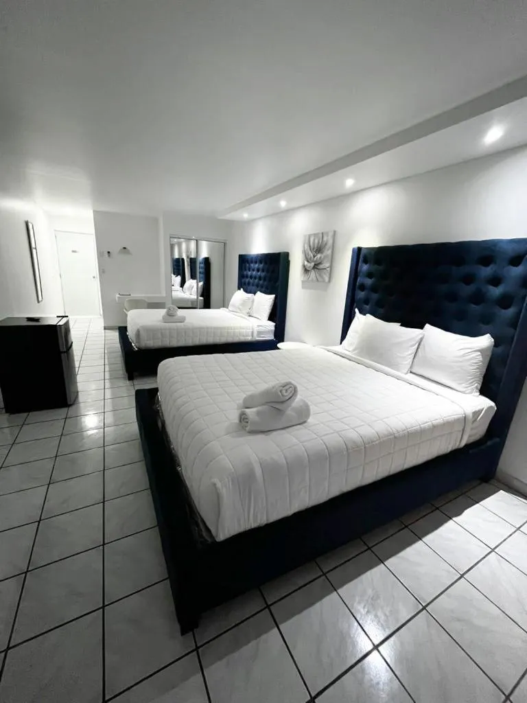 Bed in Douglas Highway Inn Hotel