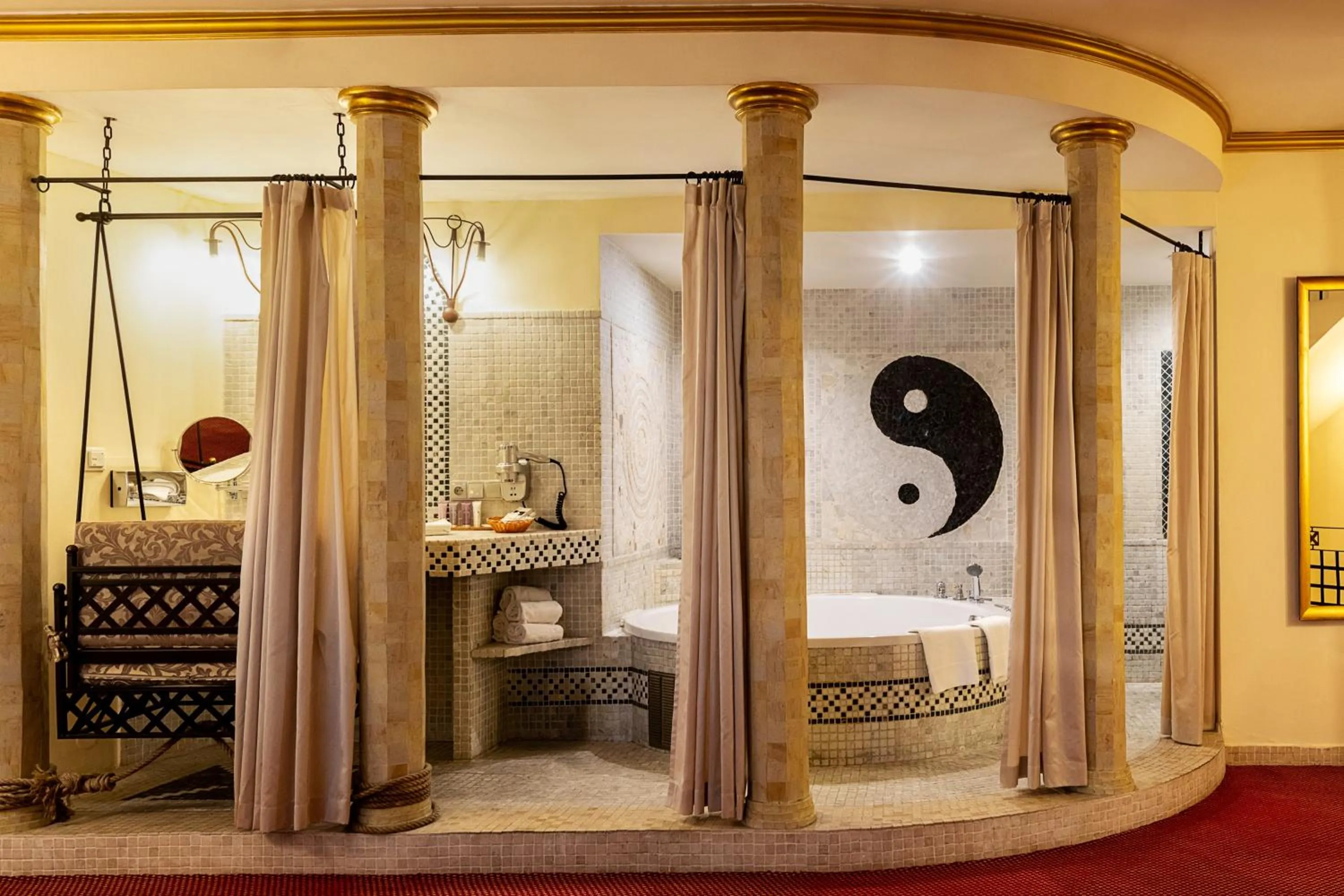 Bathroom, Bed in Hotel Hoffmeister