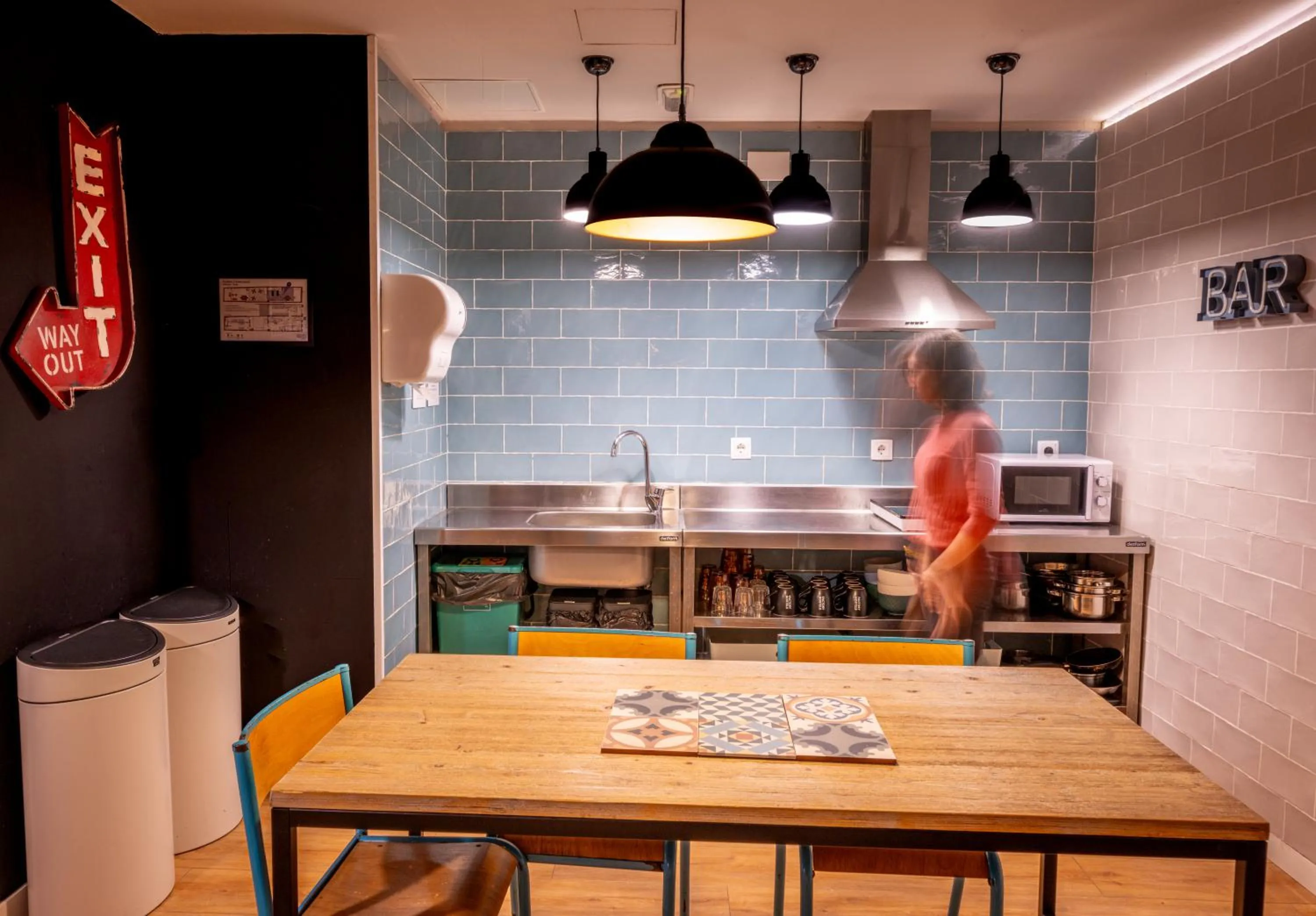 Communal kitchen in Factory Hostels Barcelona