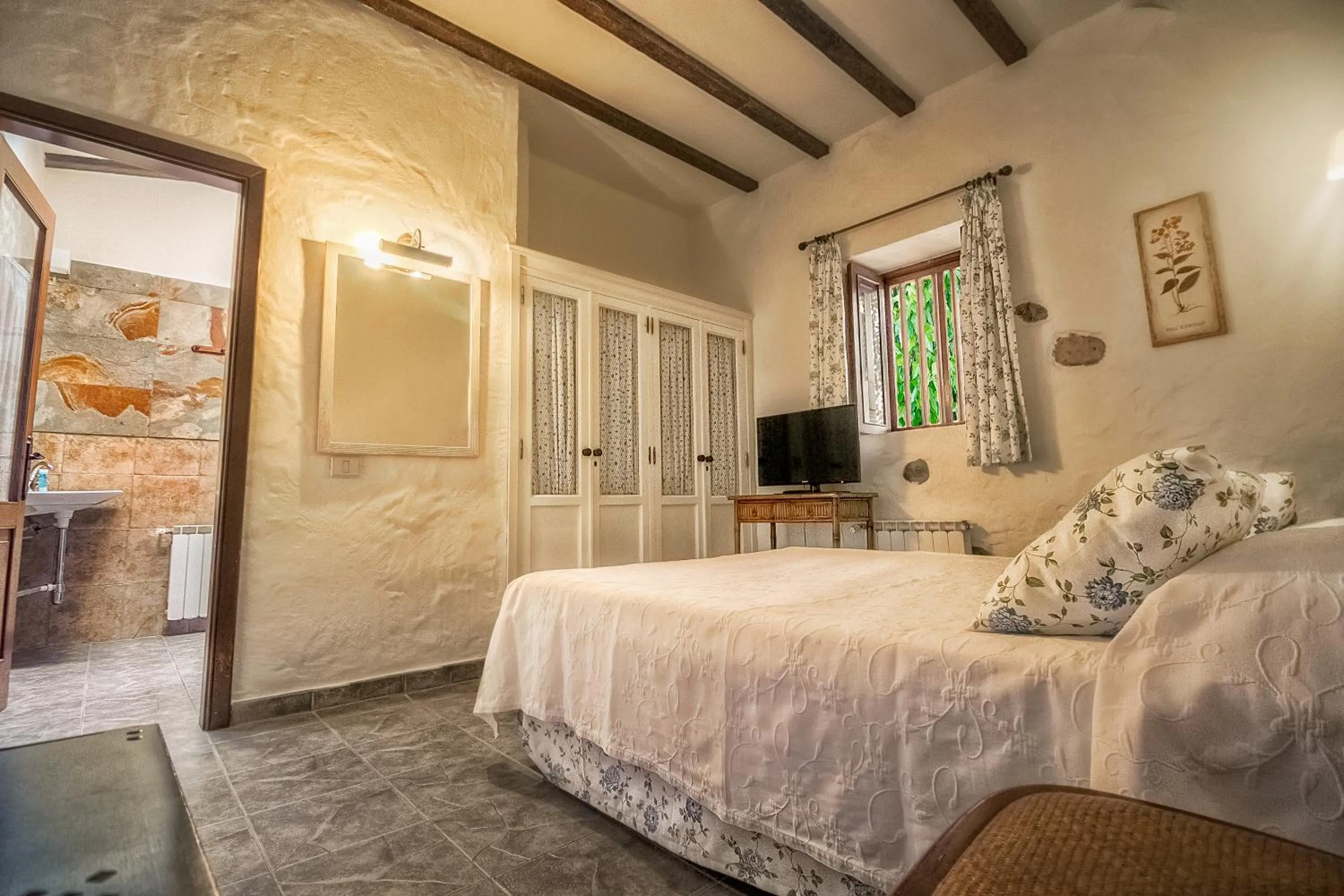 Toilet, Bed in Hotel Rural LIVVO Maipez