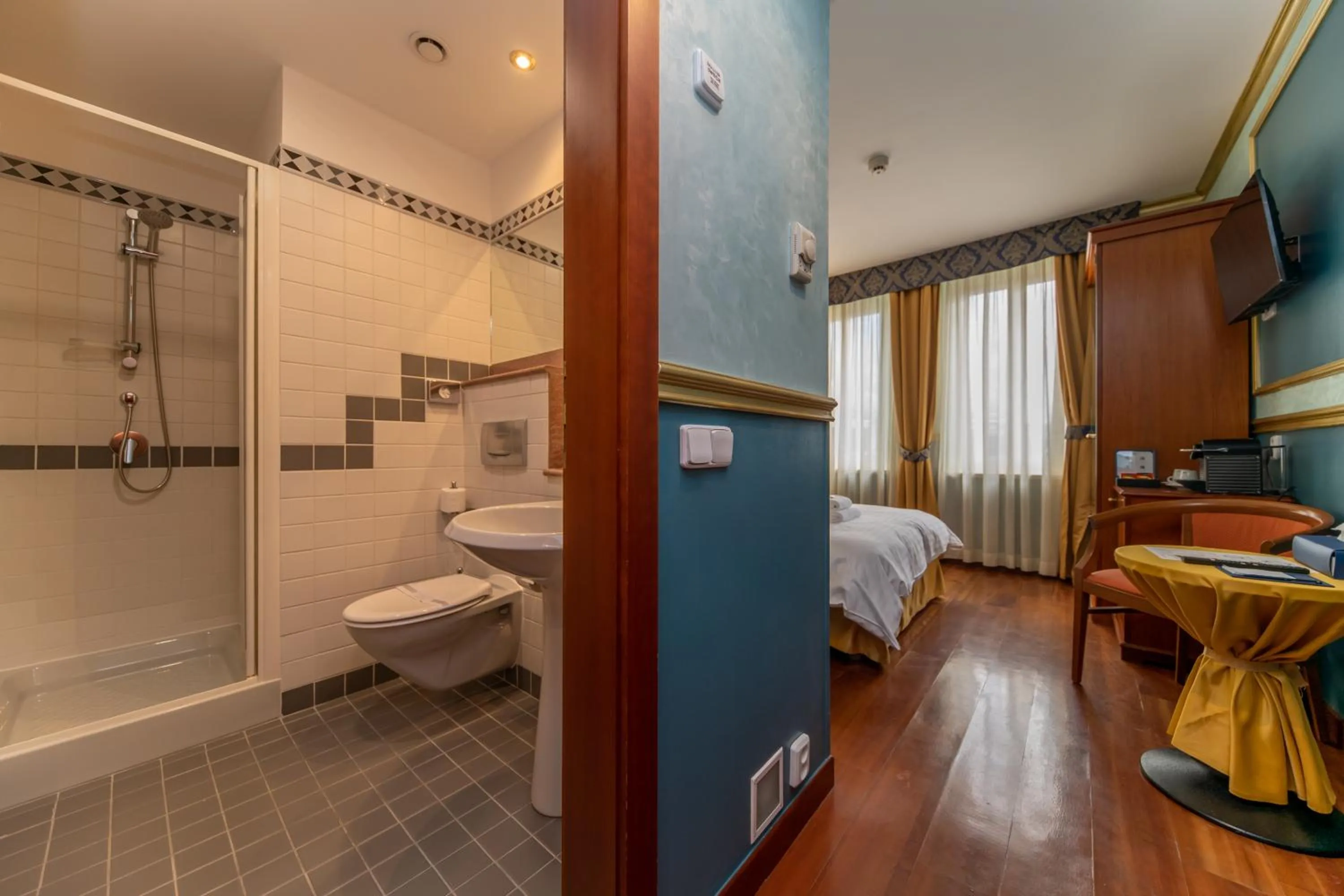 Bathroom, Bed in Hotel Kinsky Fountain