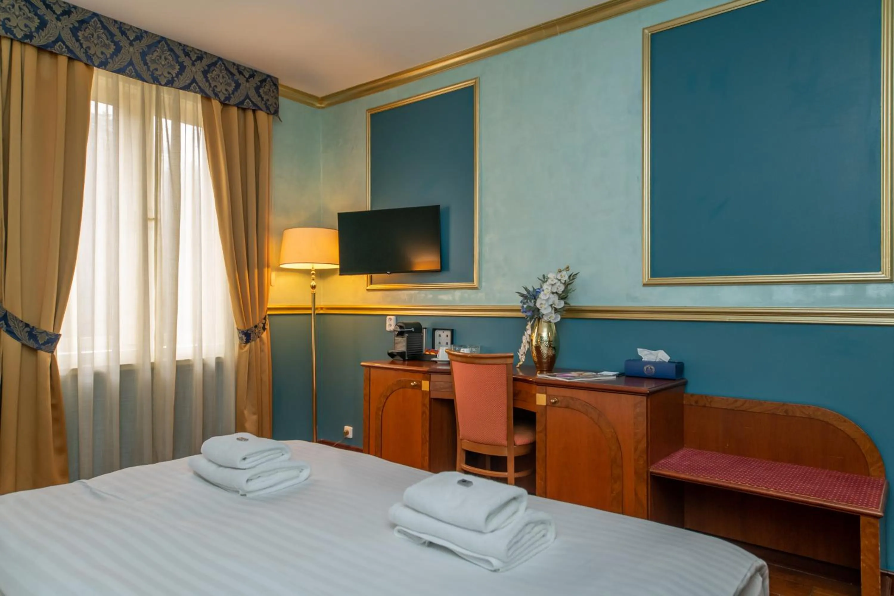 Seating area, Bed in Hotel Kinsky Fountain