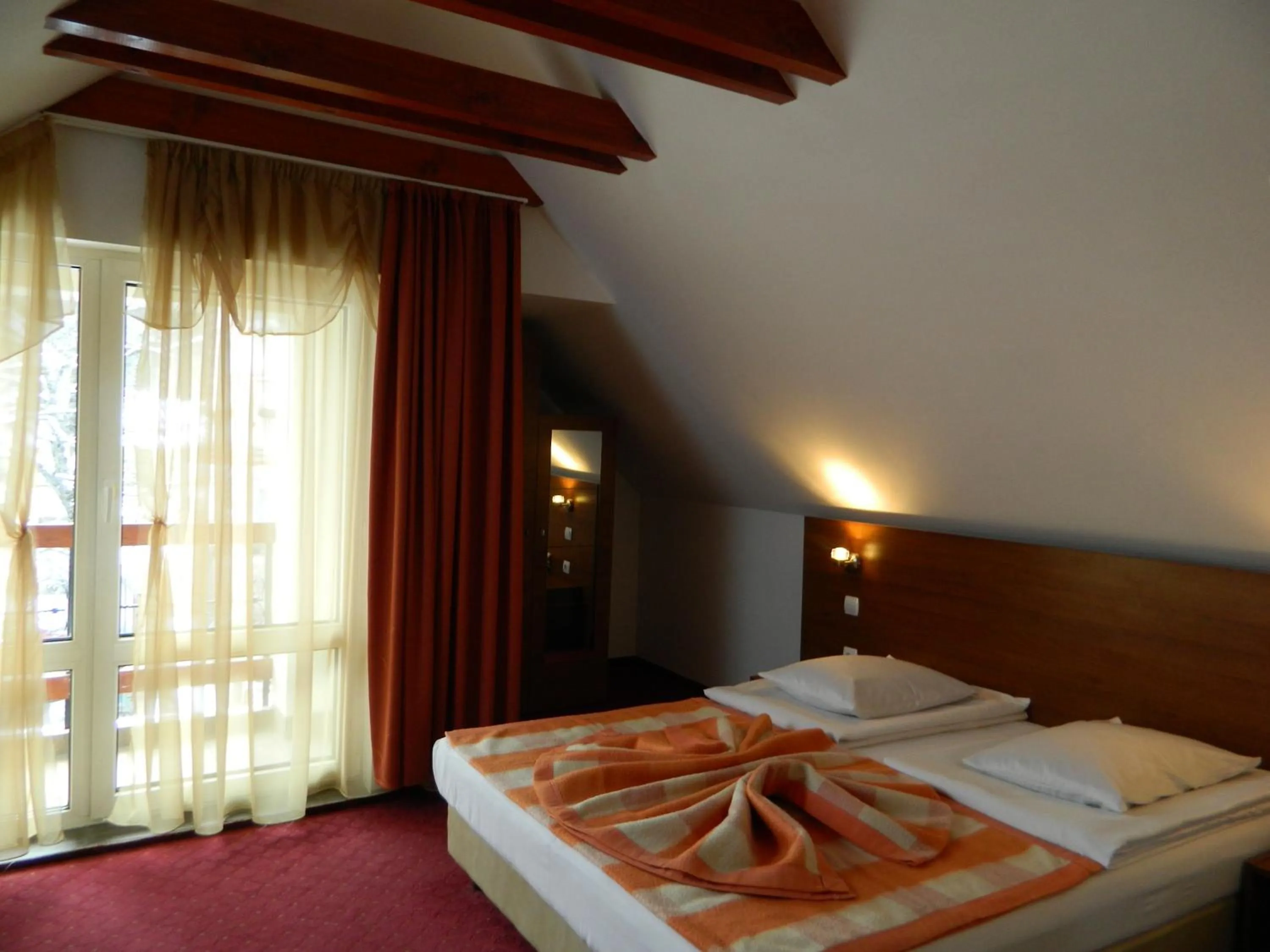 Photo of the whole room, Bed in Pensiunea Riunione