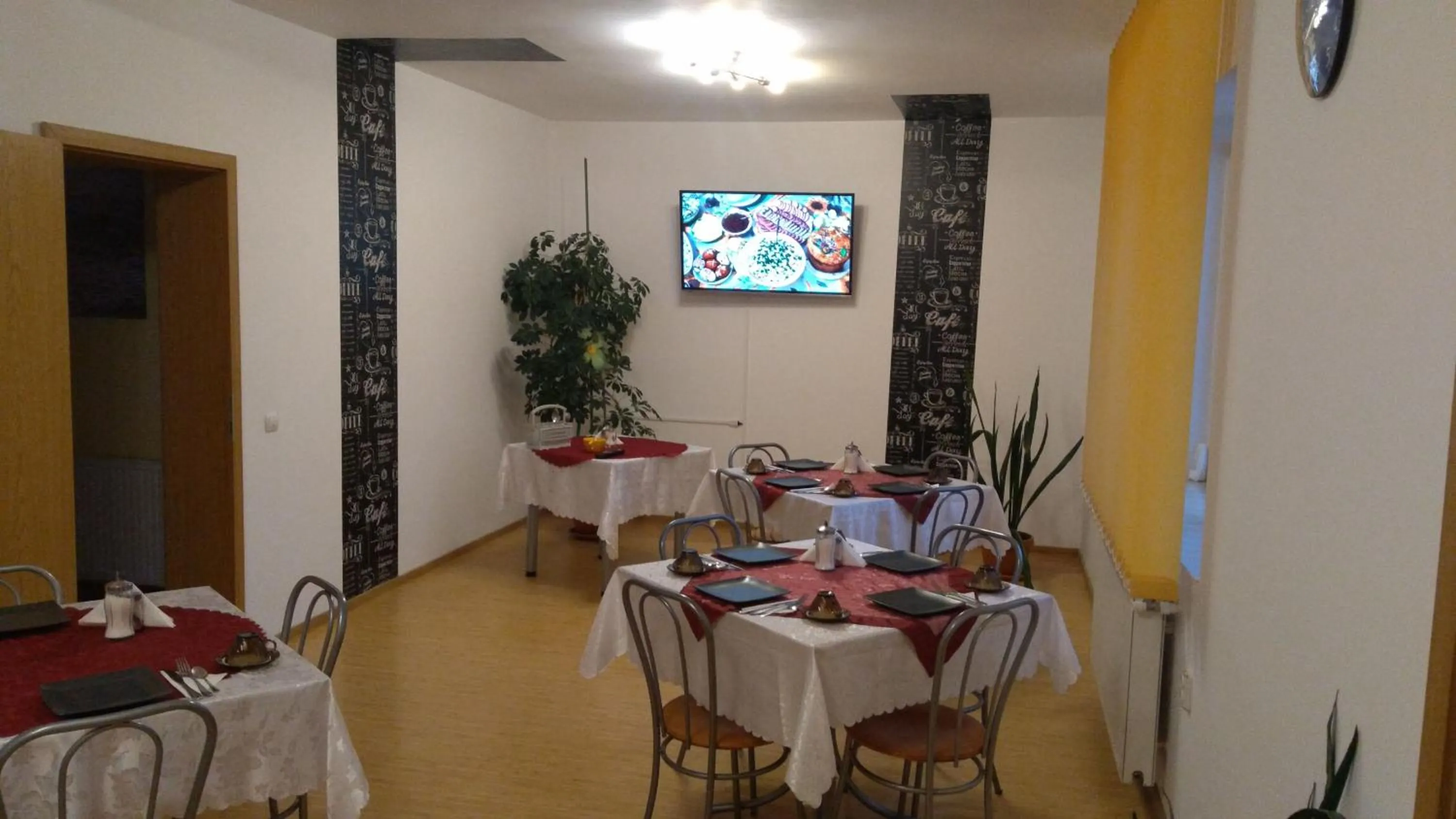 Restaurant/places to eat in Pensiunea Riunione