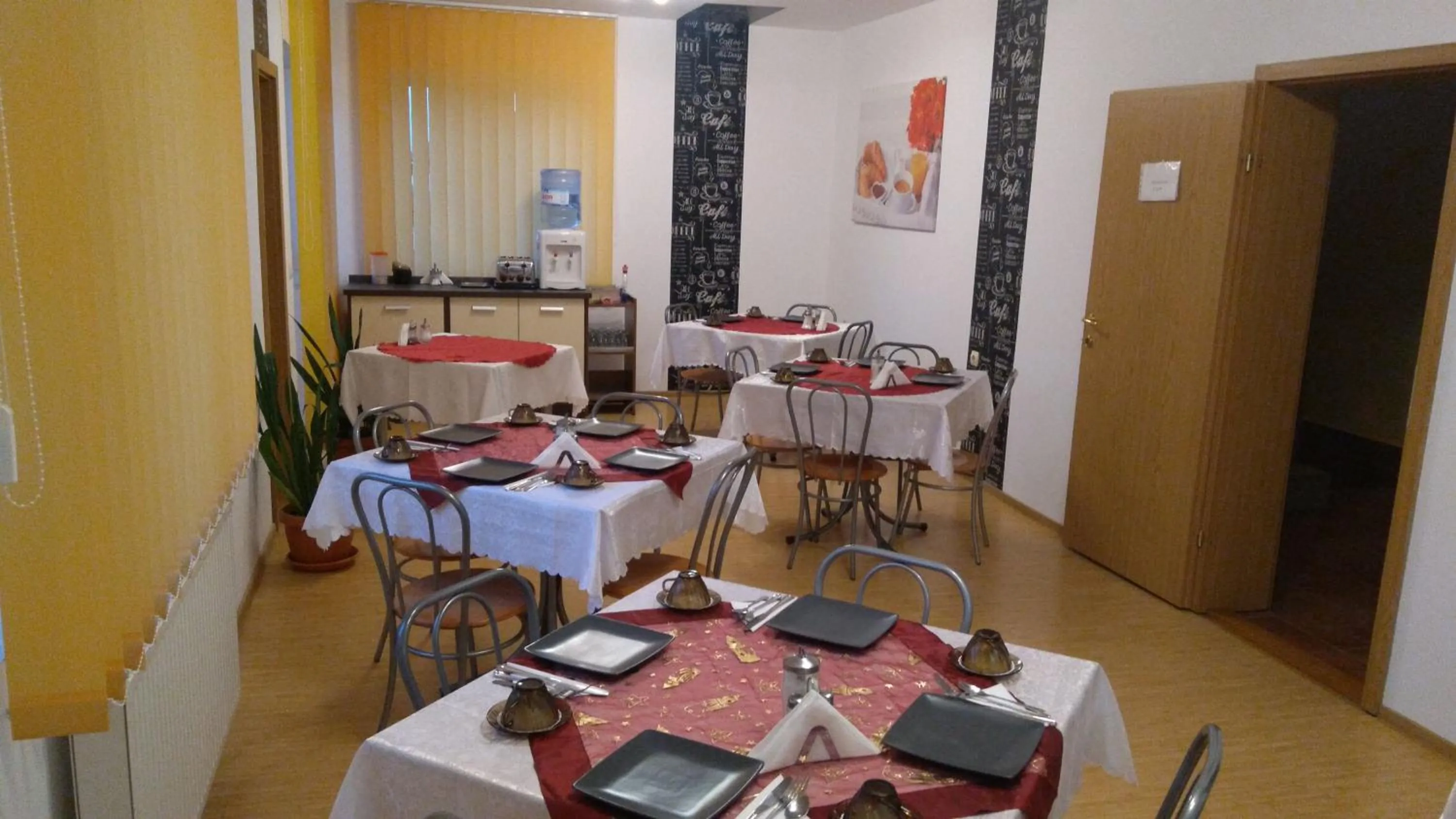 Restaurant/places to eat in Pensiunea Riunione