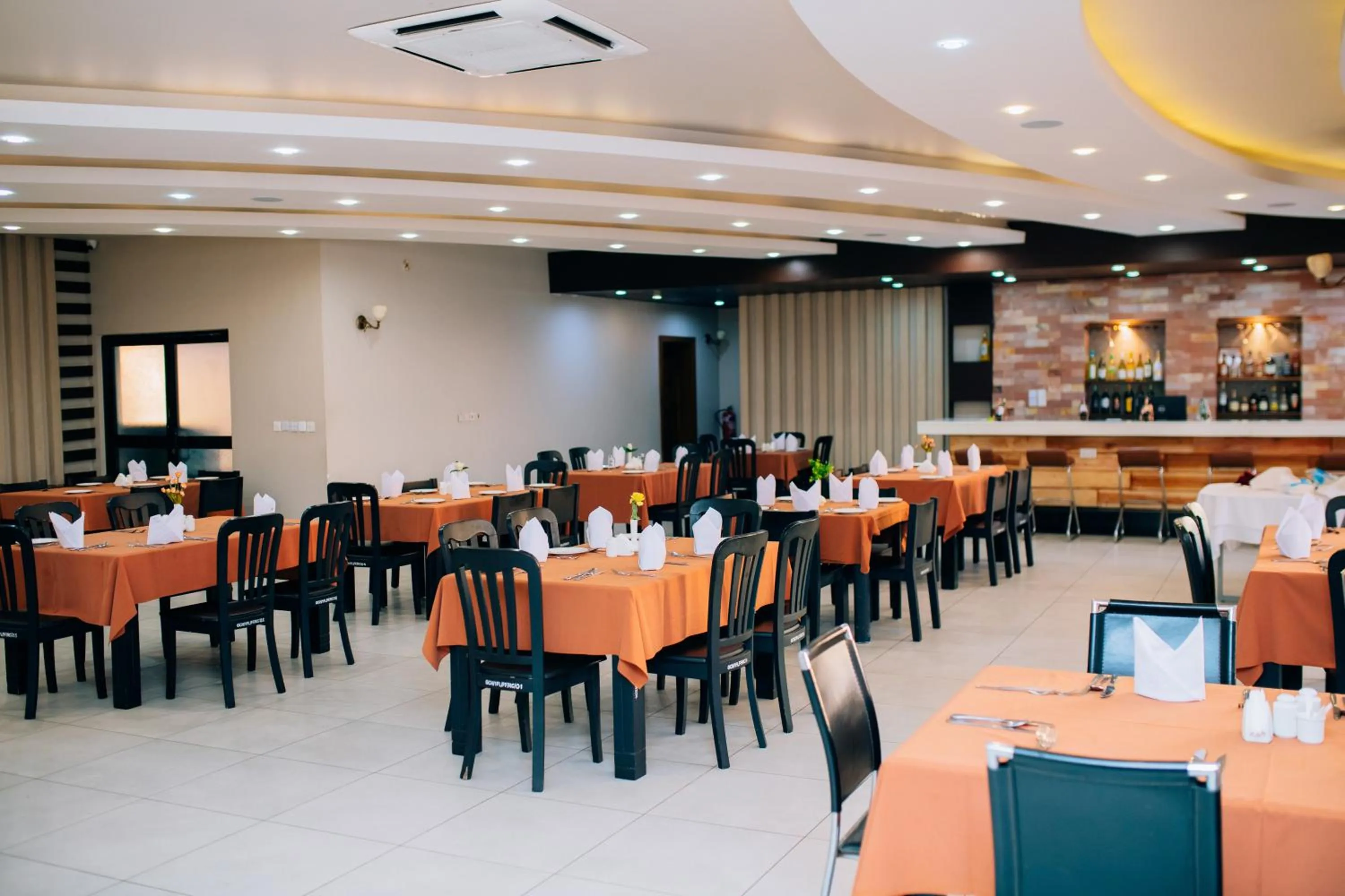 Restaurant/places to eat in Gold Crest Hotel