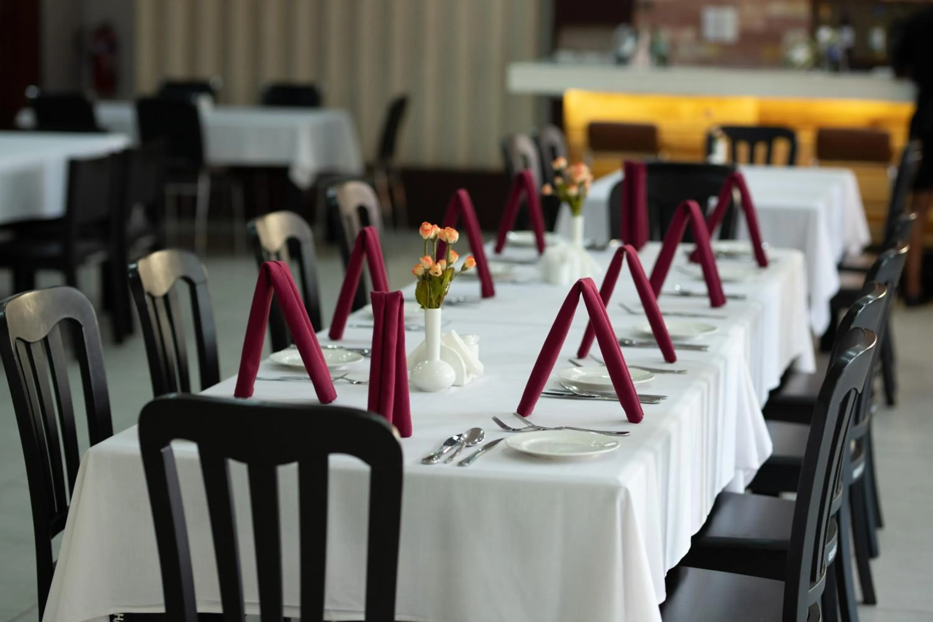 Restaurant/places to eat in Gold Crest Hotel