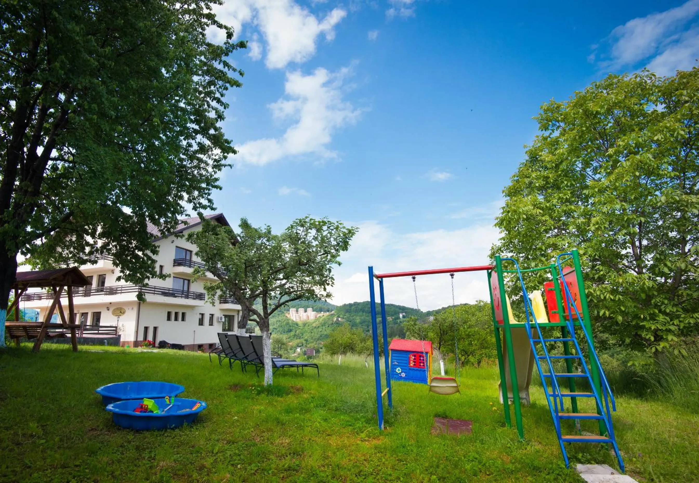 Garden in Pensiunea Toscana
