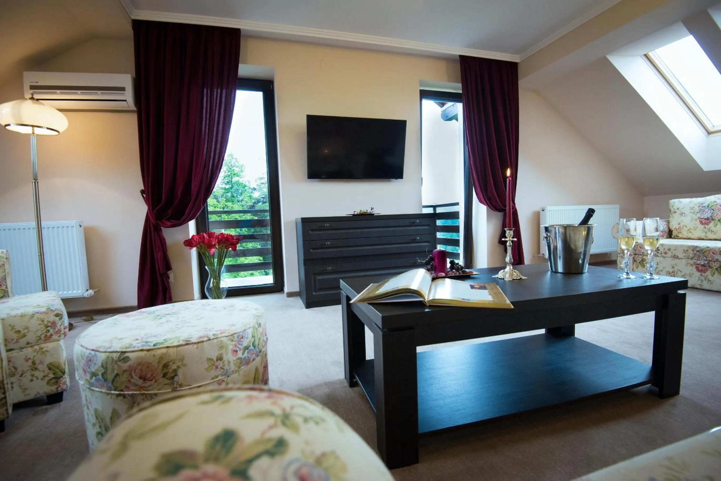 Living room, Bed in Pensiunea Toscana