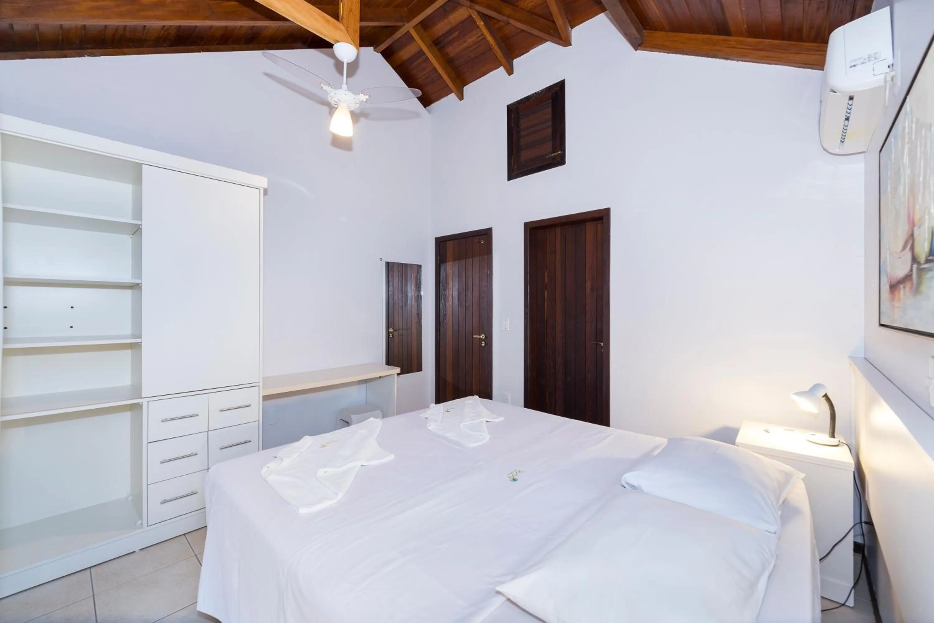 Bedroom, Bed in Dubai Bungalows Bombinhas