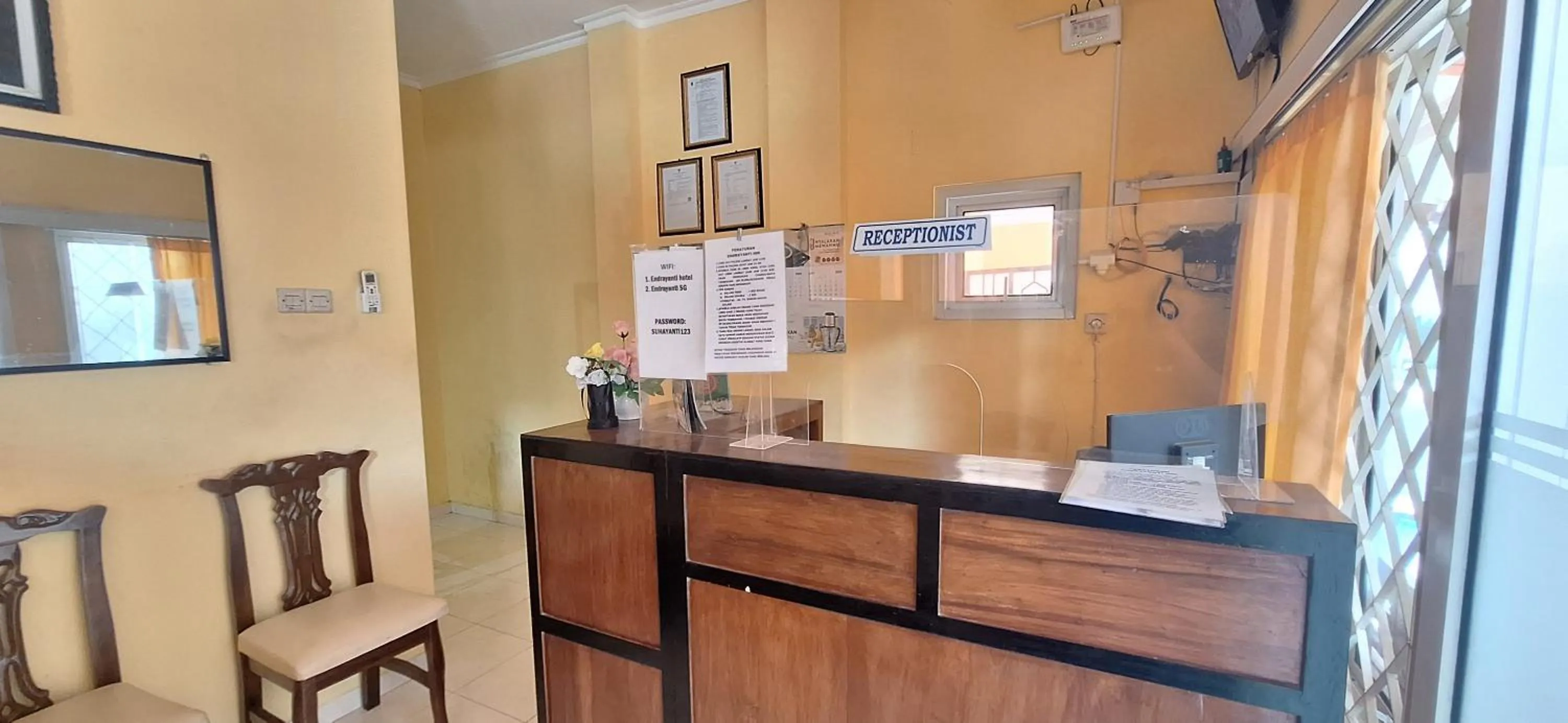 Lobby or reception in RedDoorz Syariah At Endrayanti Inn RSUD Yogyakarta