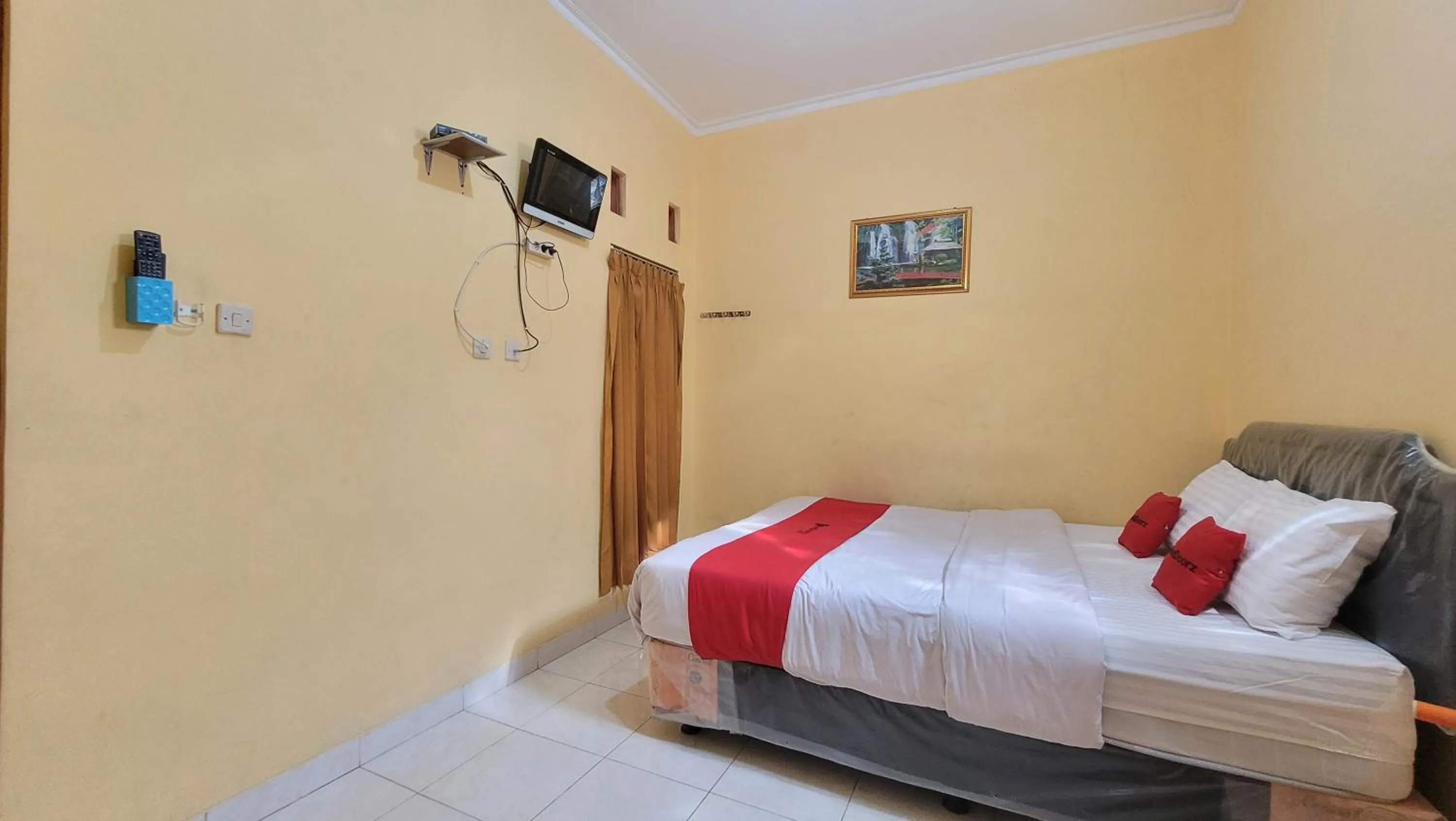 Bed in RedDoorz Syariah At Endrayanti Inn RSUD Yogyakarta