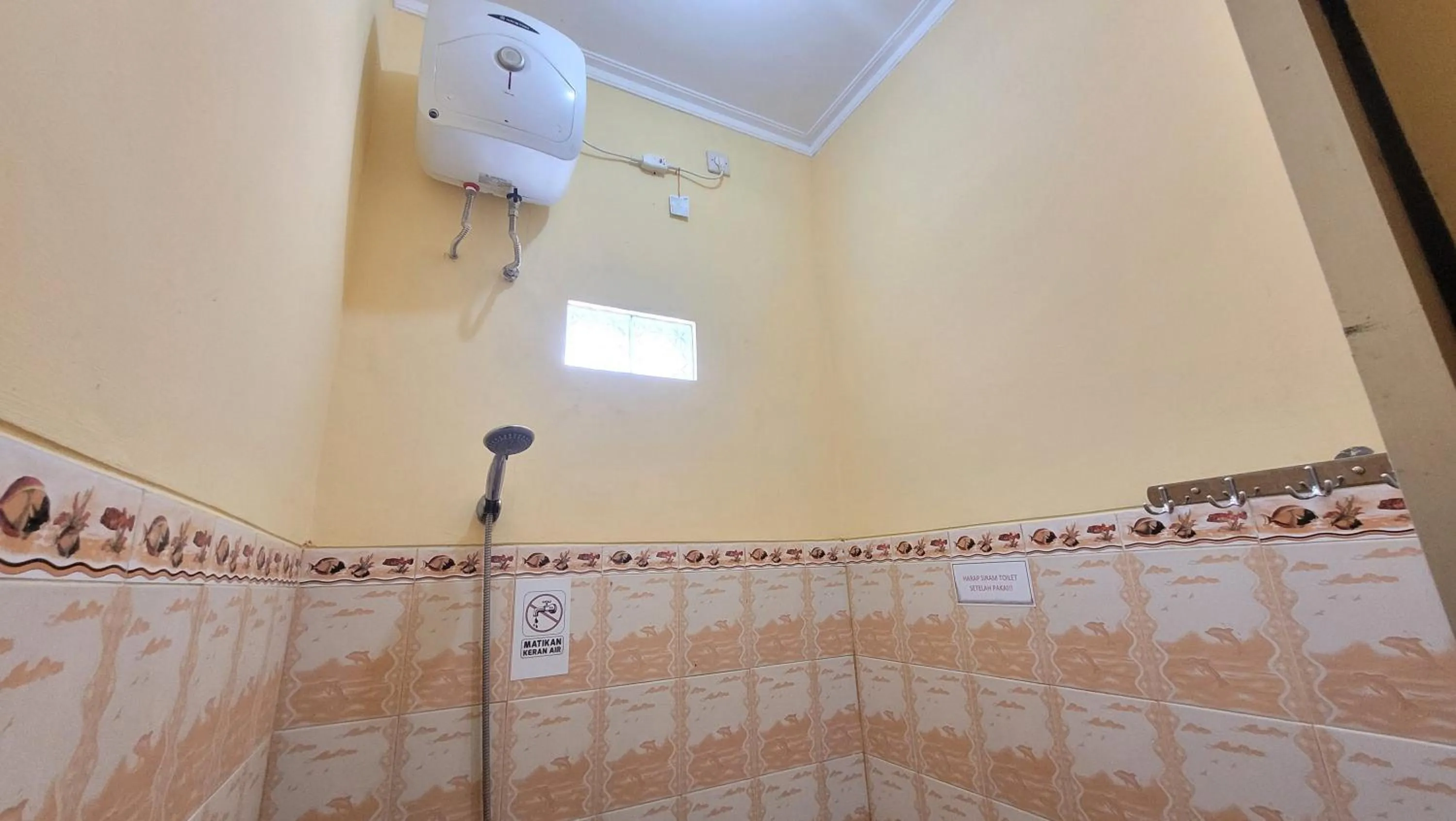 Shower in RedDoorz Syariah At Endrayanti Inn RSUD Yogyakarta