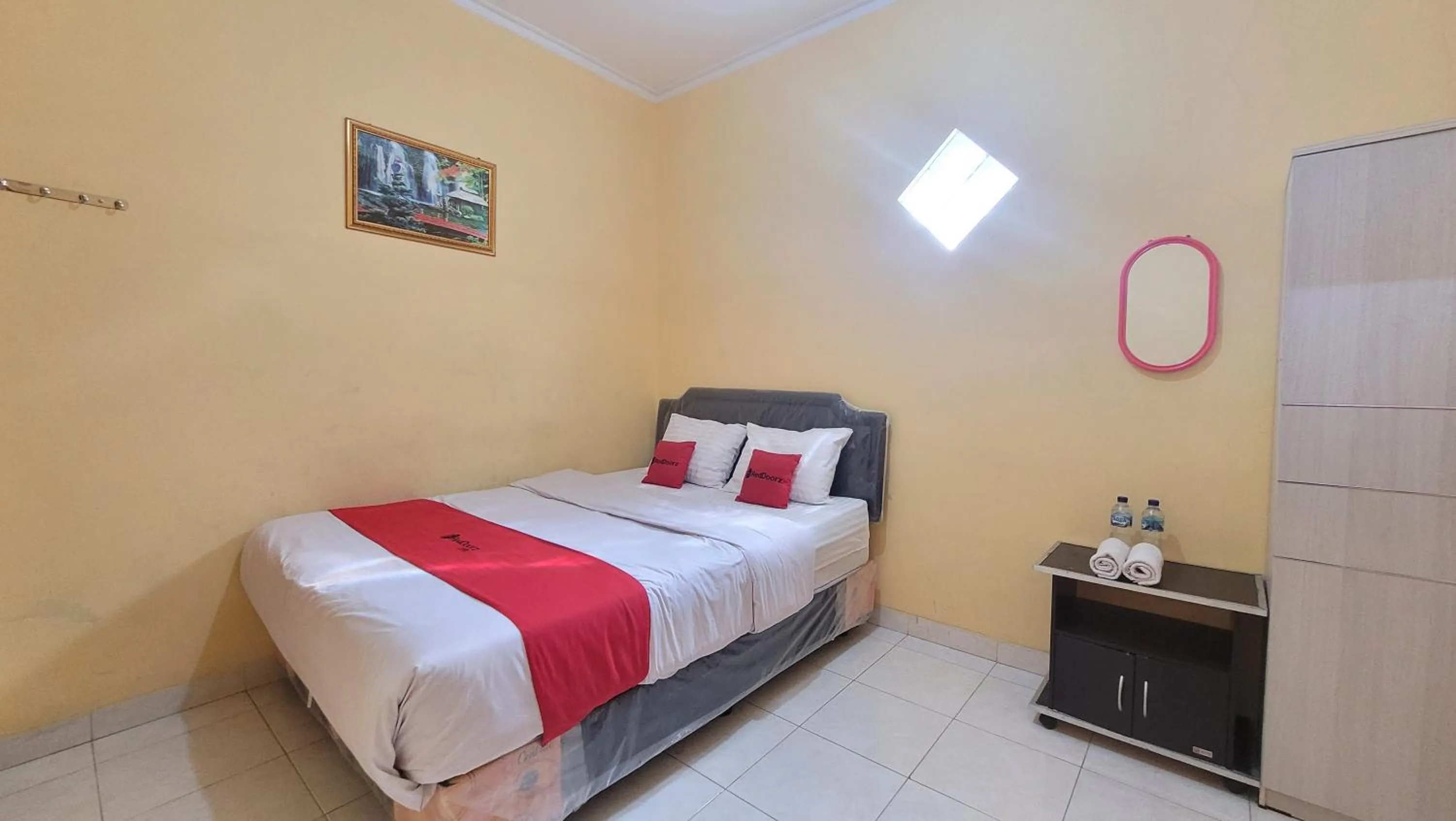 Bed in RedDoorz Syariah At Endrayanti Inn RSUD Yogyakarta