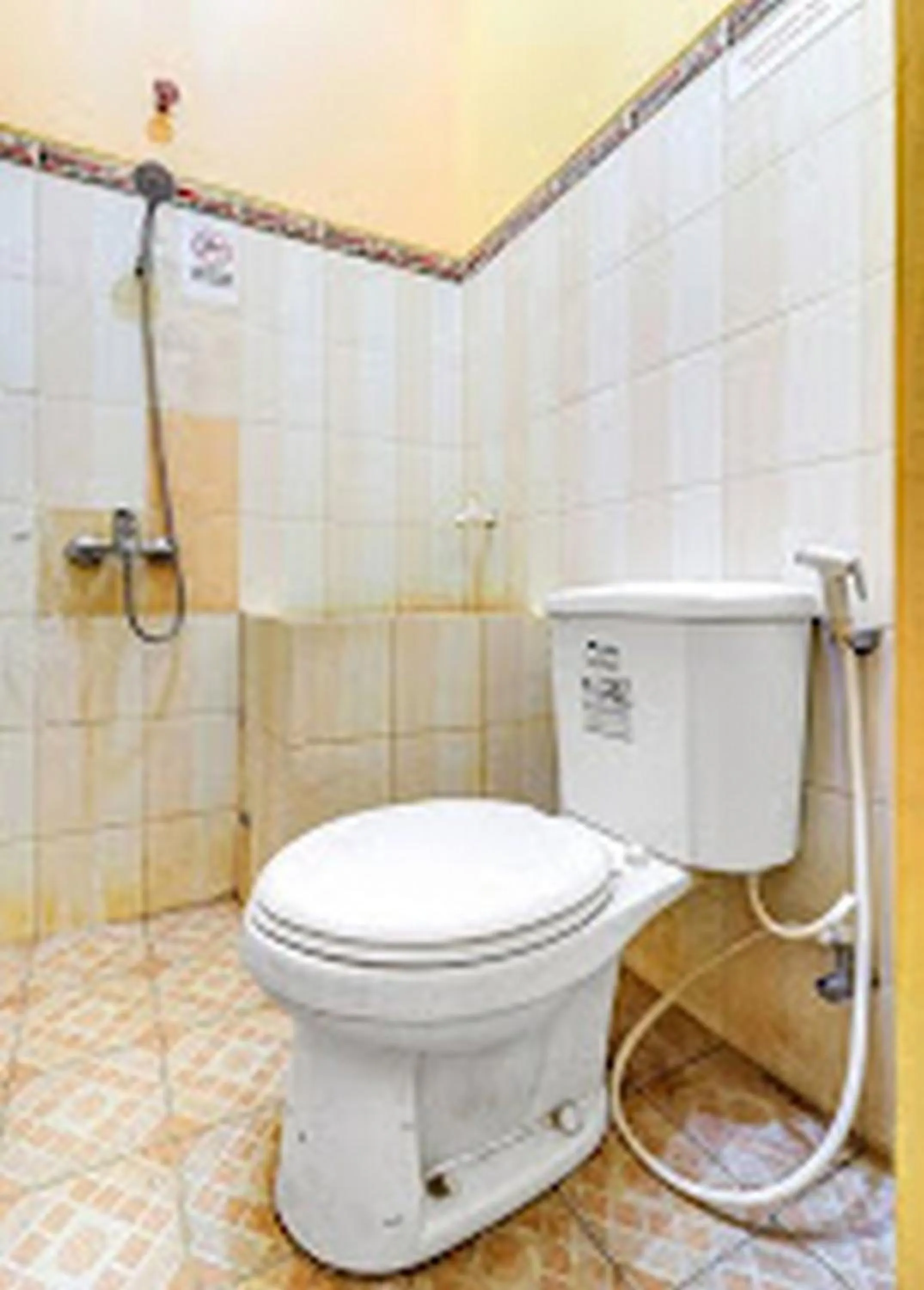 Shower in RedDoorz Syariah At Endrayanti Inn RSUD Yogyakarta