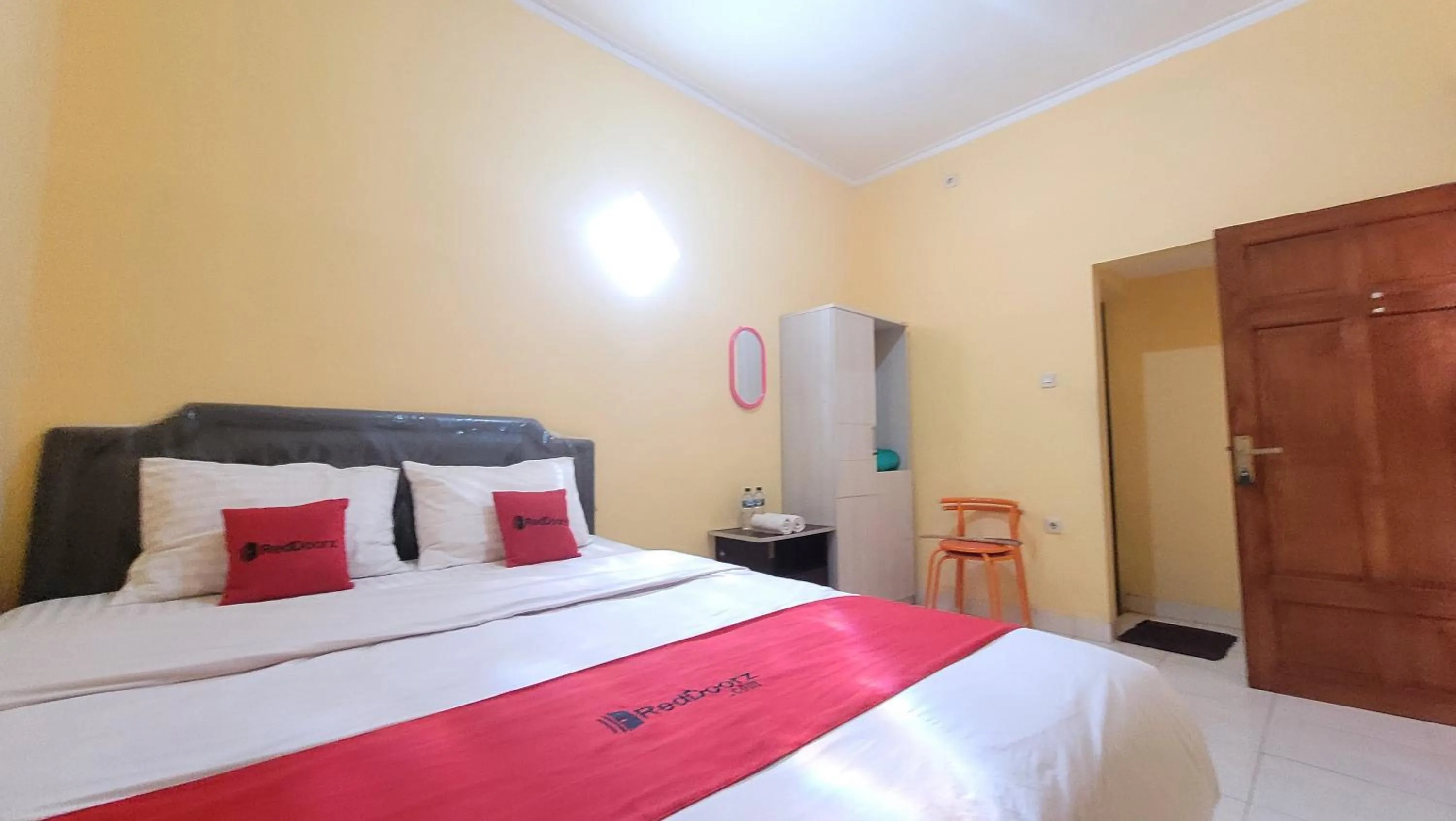 Bed in RedDoorz Syariah At Endrayanti Inn RSUD Yogyakarta