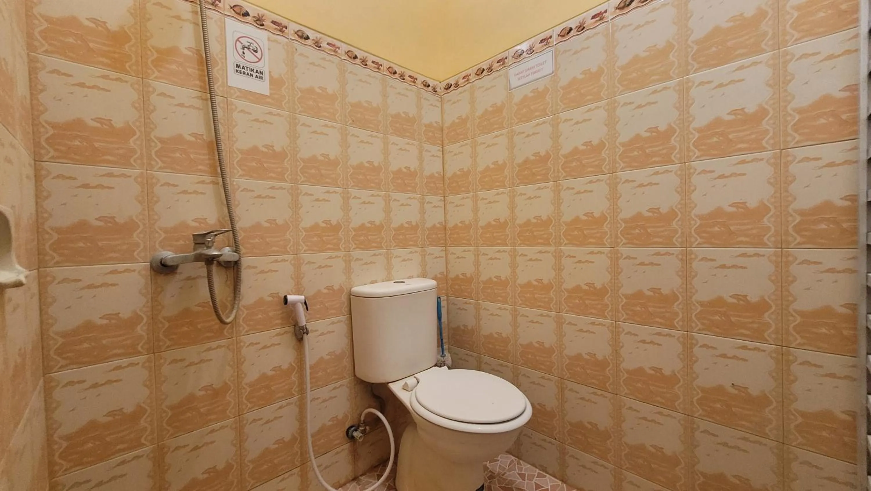 Shower in RedDoorz Syariah At Endrayanti Inn RSUD Yogyakarta