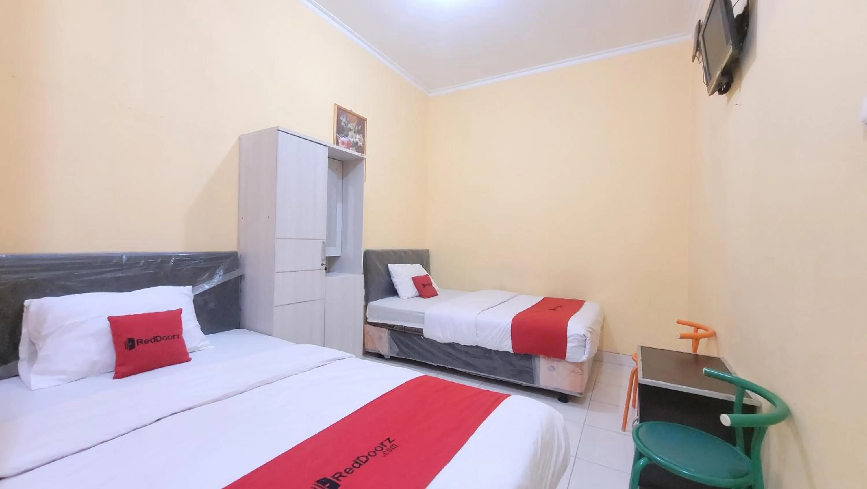 Bed in RedDoorz Syariah At Endrayanti Inn RSUD Yogyakarta