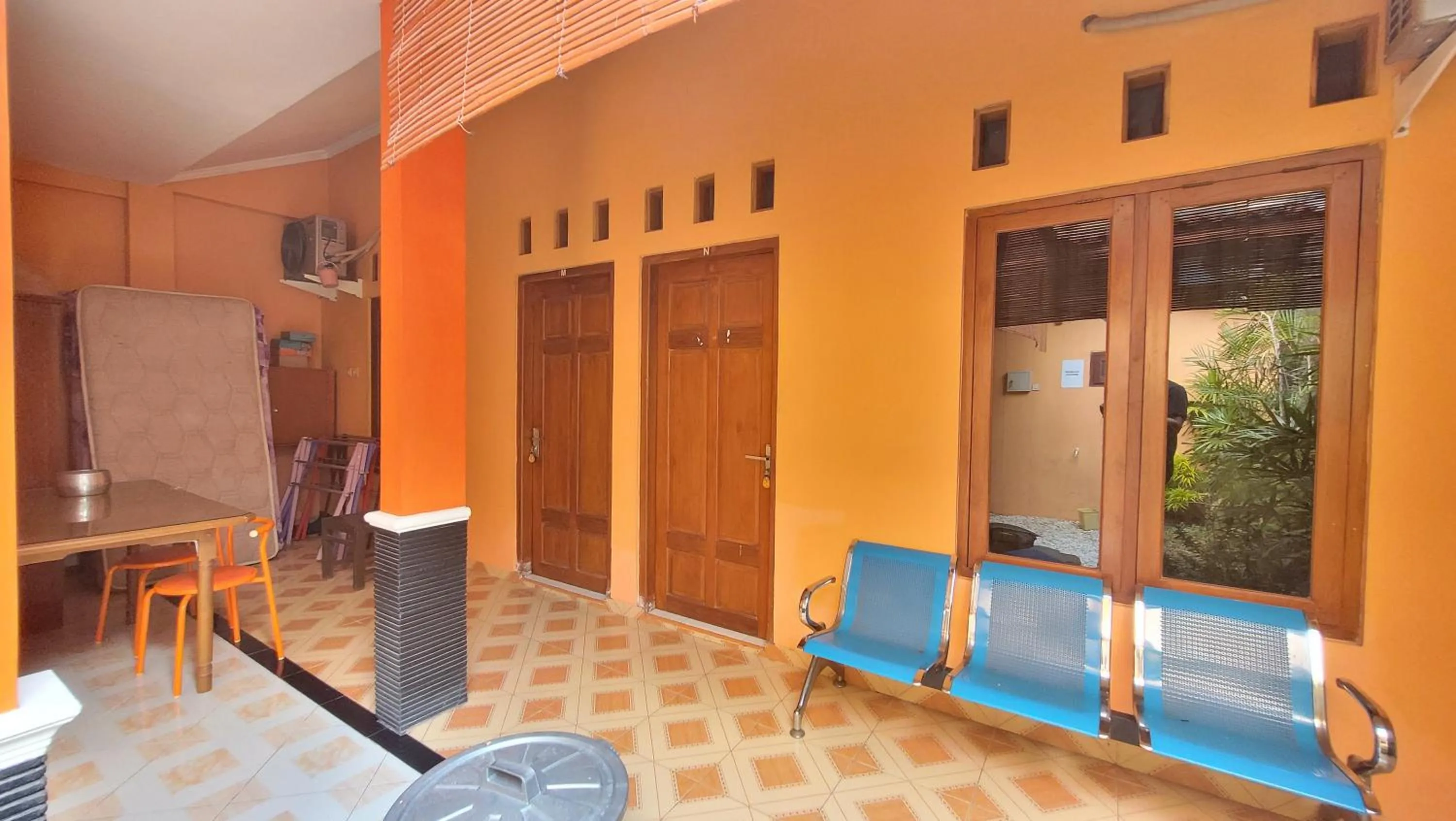 Balcony/Terrace in RedDoorz Syariah At Endrayanti Inn RSUD Yogyakarta