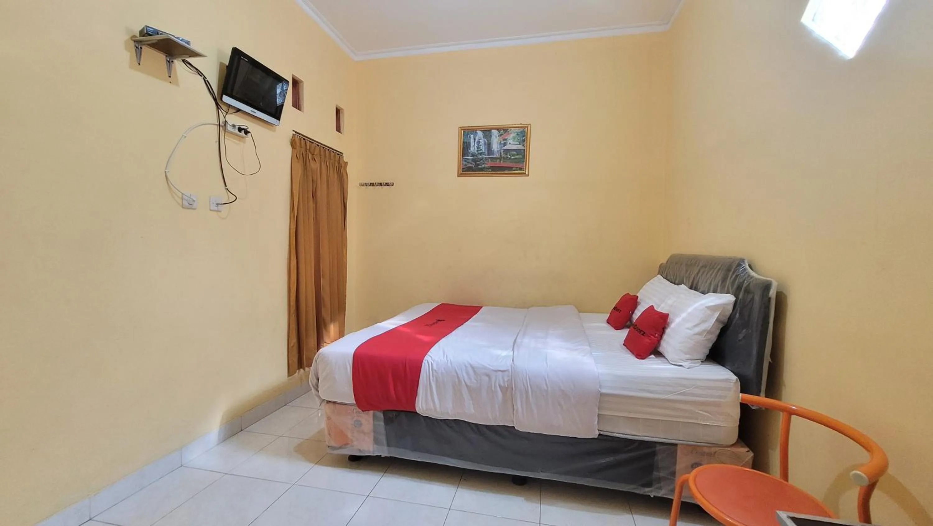 Bed in RedDoorz Syariah At Endrayanti Inn RSUD Yogyakarta