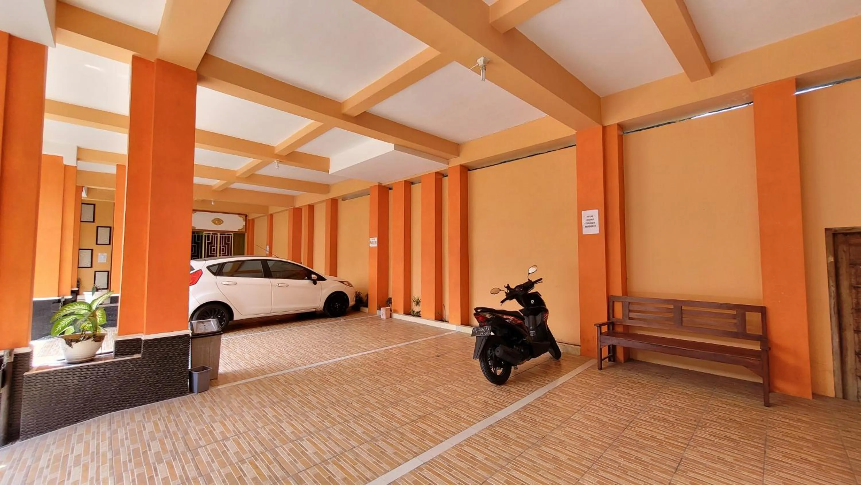 Parking in RedDoorz Syariah At Endrayanti Inn RSUD Yogyakarta