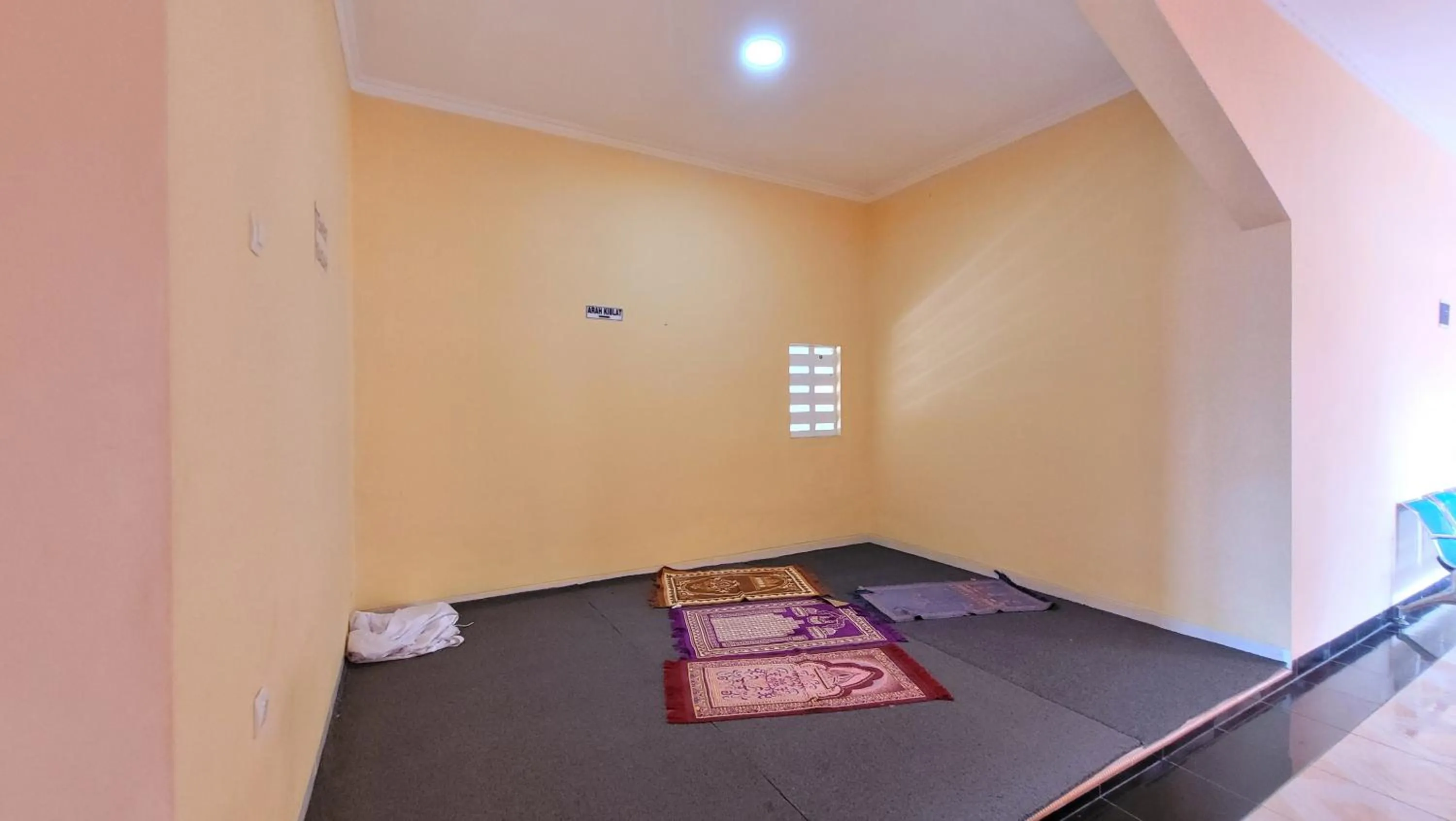Property building, Bed in RedDoorz Syariah At Endrayanti Inn RSUD Yogyakarta