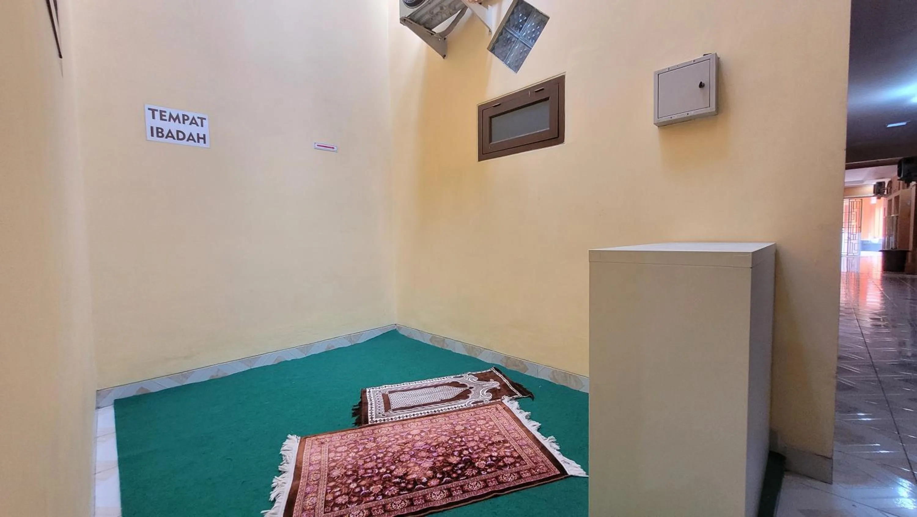 Property building, Bed in RedDoorz Syariah At Endrayanti Inn RSUD Yogyakarta