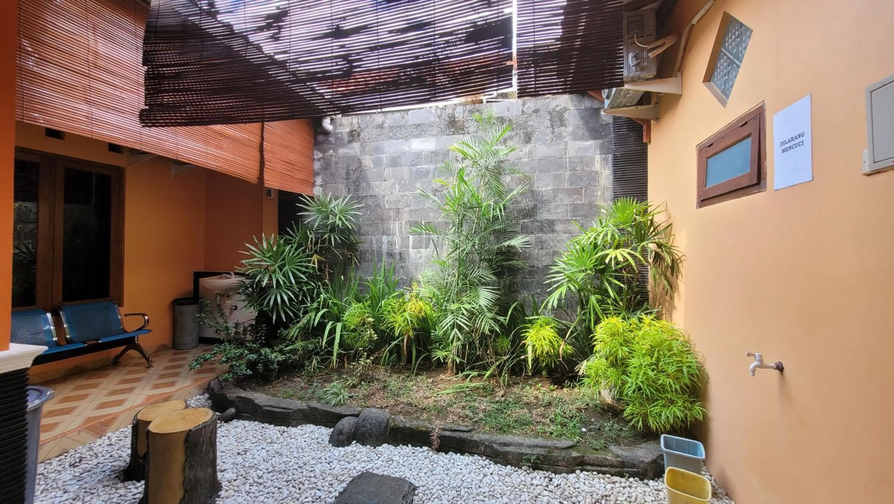 Garden view in RedDoorz Syariah At Endrayanti Inn RSUD Yogyakarta