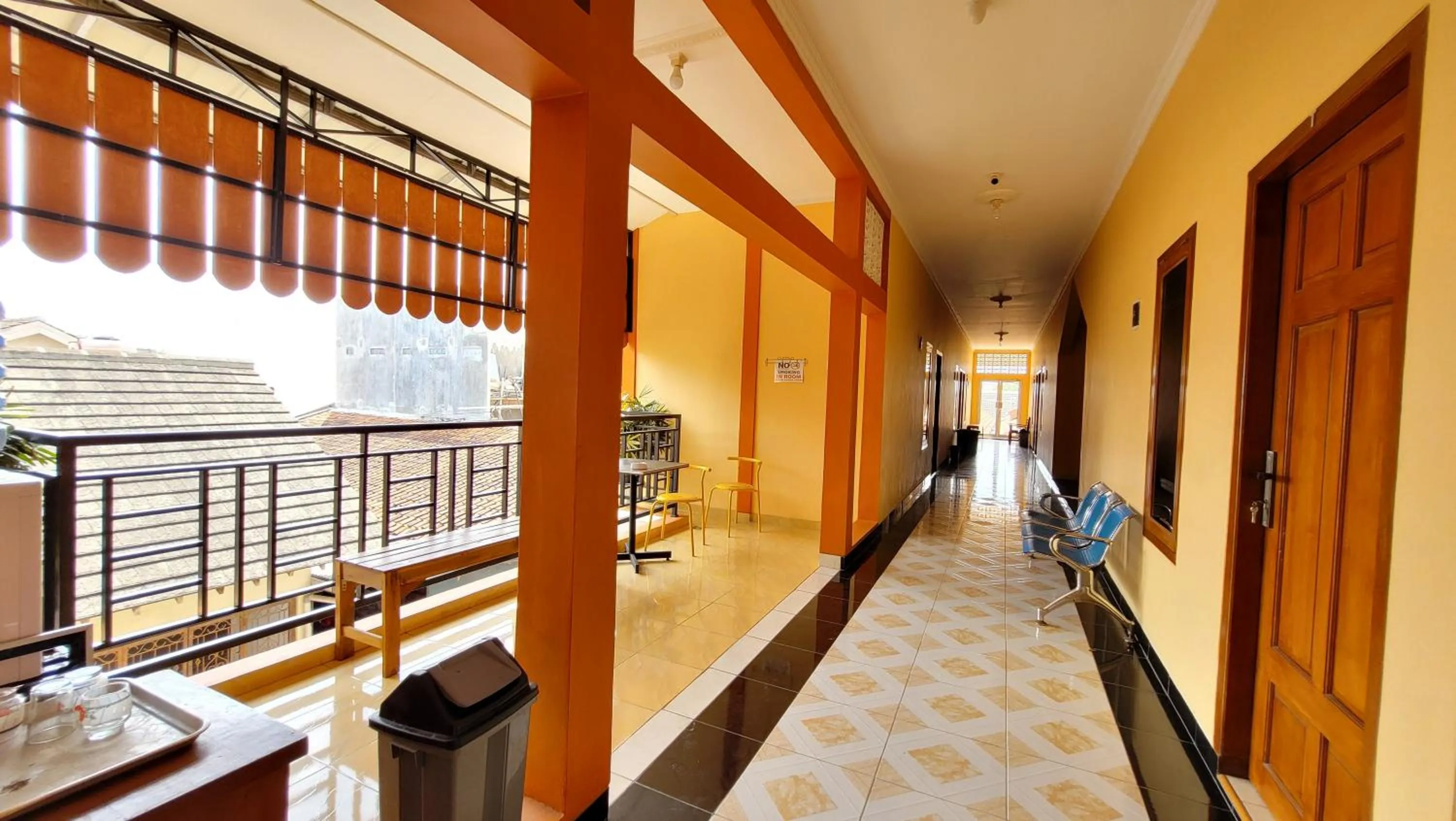 Balcony/Terrace in RedDoorz Syariah At Endrayanti Inn RSUD Yogyakarta