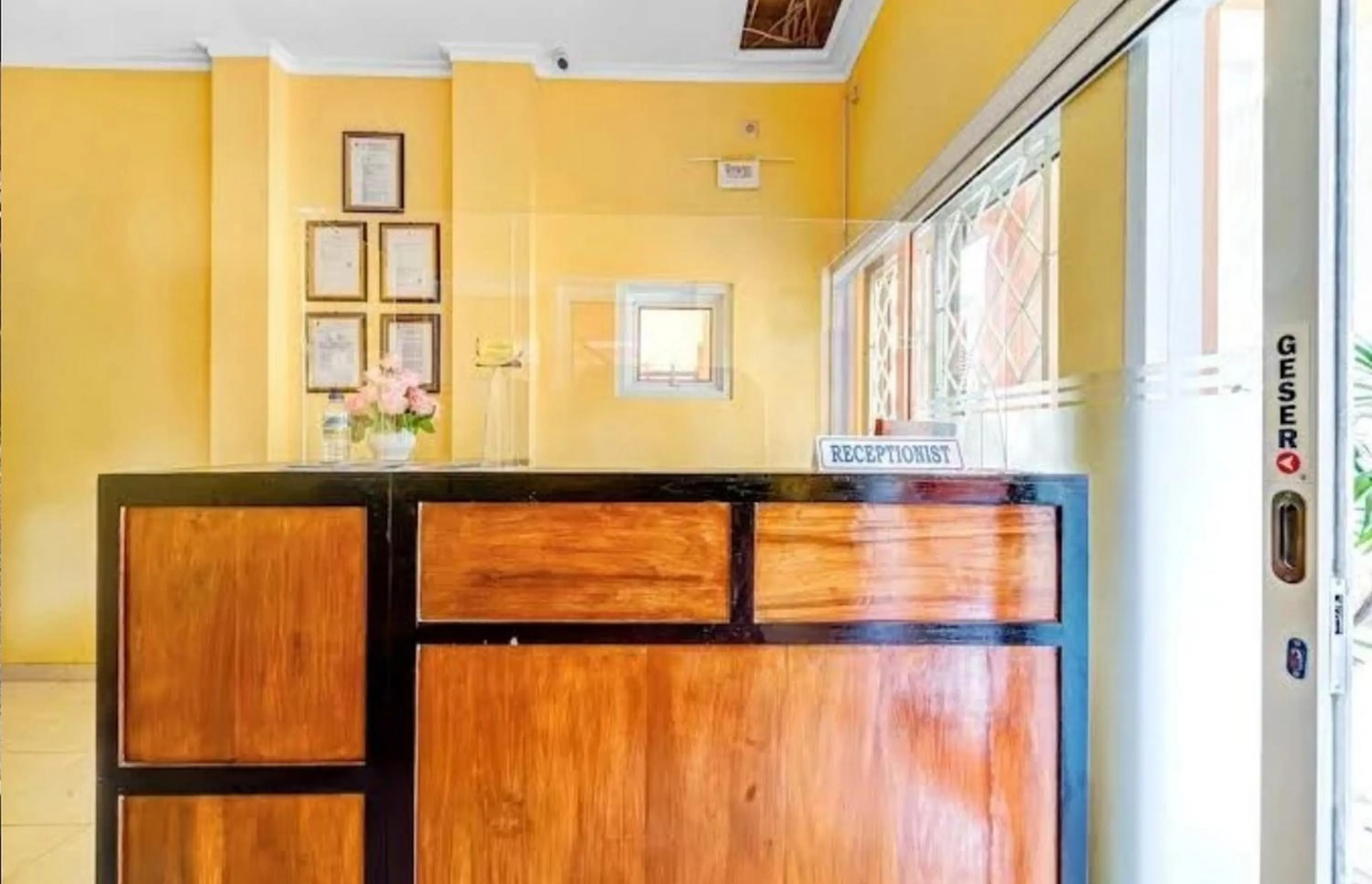 Lobby or reception in RedDoorz Syariah At Endrayanti Inn RSUD Yogyakarta