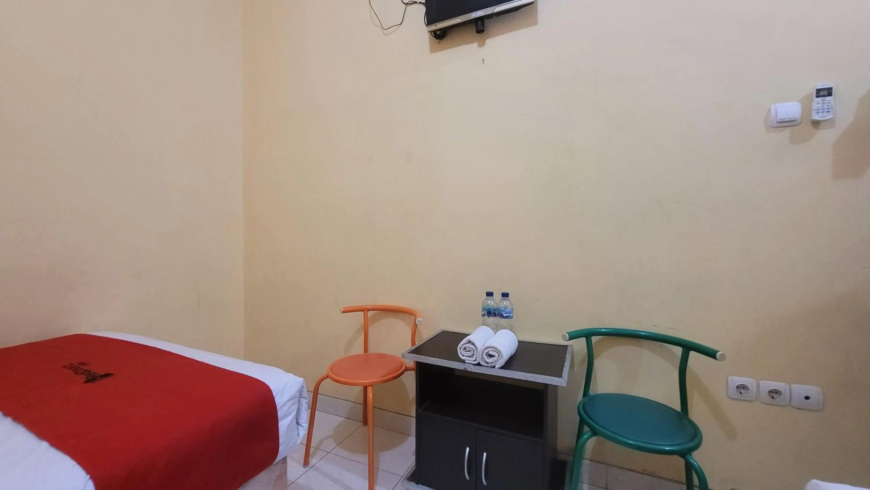 Bed in RedDoorz Syariah At Endrayanti Inn RSUD Yogyakarta