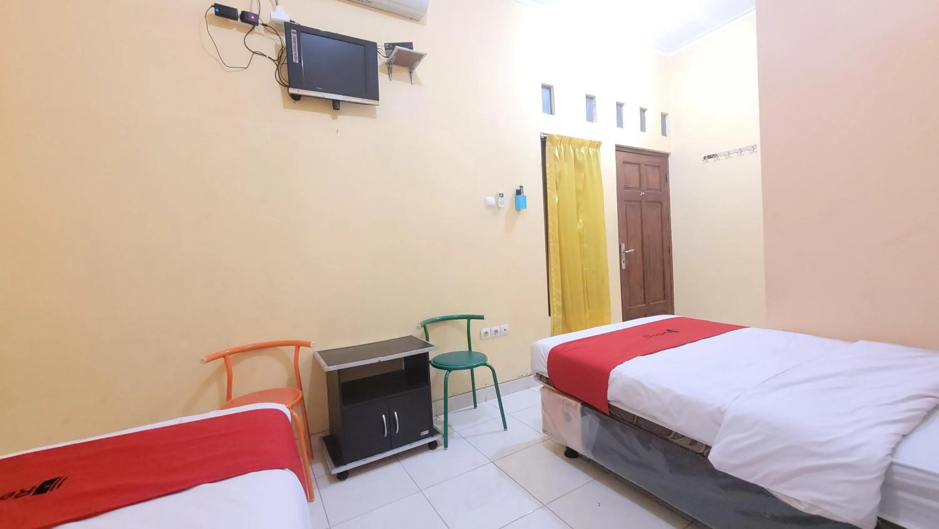 Bed in RedDoorz Syariah At Endrayanti Inn RSUD Yogyakarta