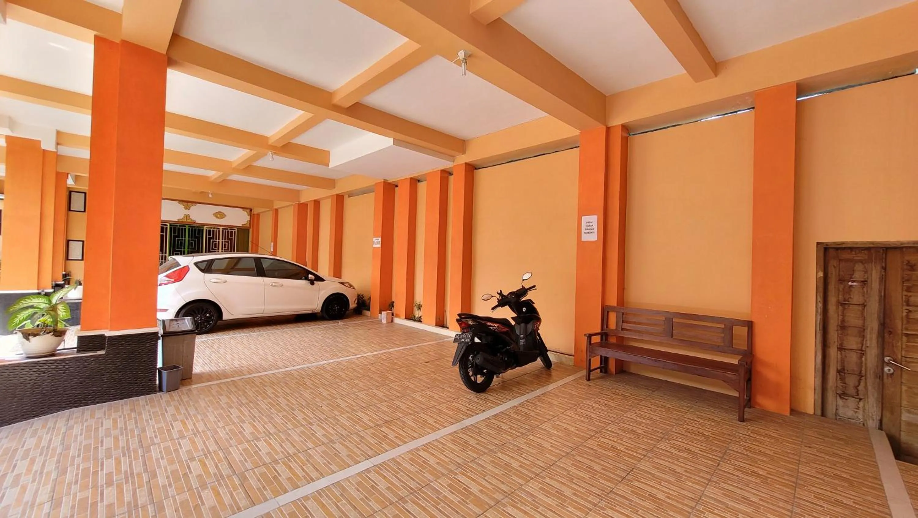 Parking in RedDoorz Syariah At Endrayanti Inn RSUD Yogyakarta