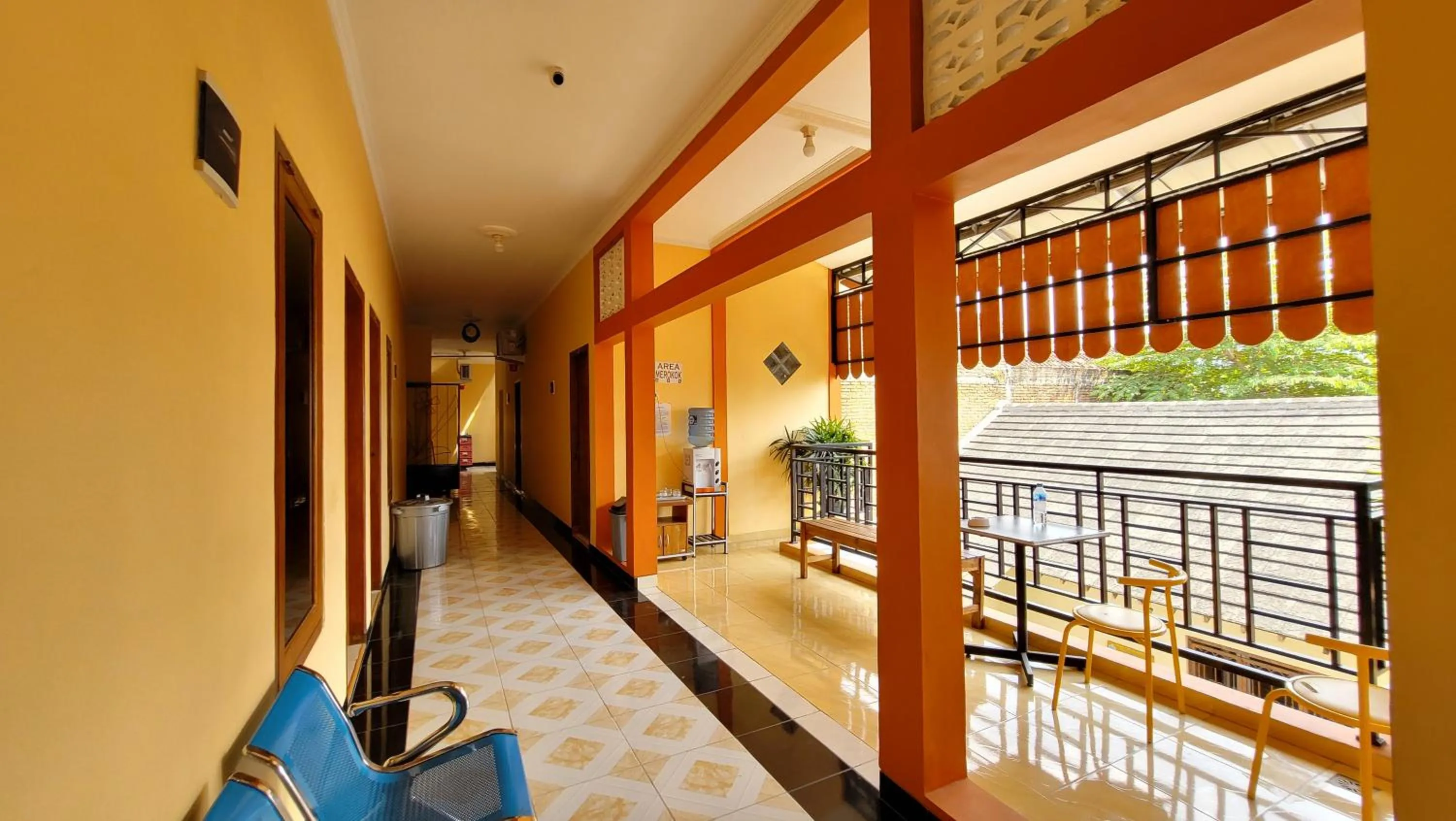 Balcony/Terrace in RedDoorz Syariah At Endrayanti Inn RSUD Yogyakarta