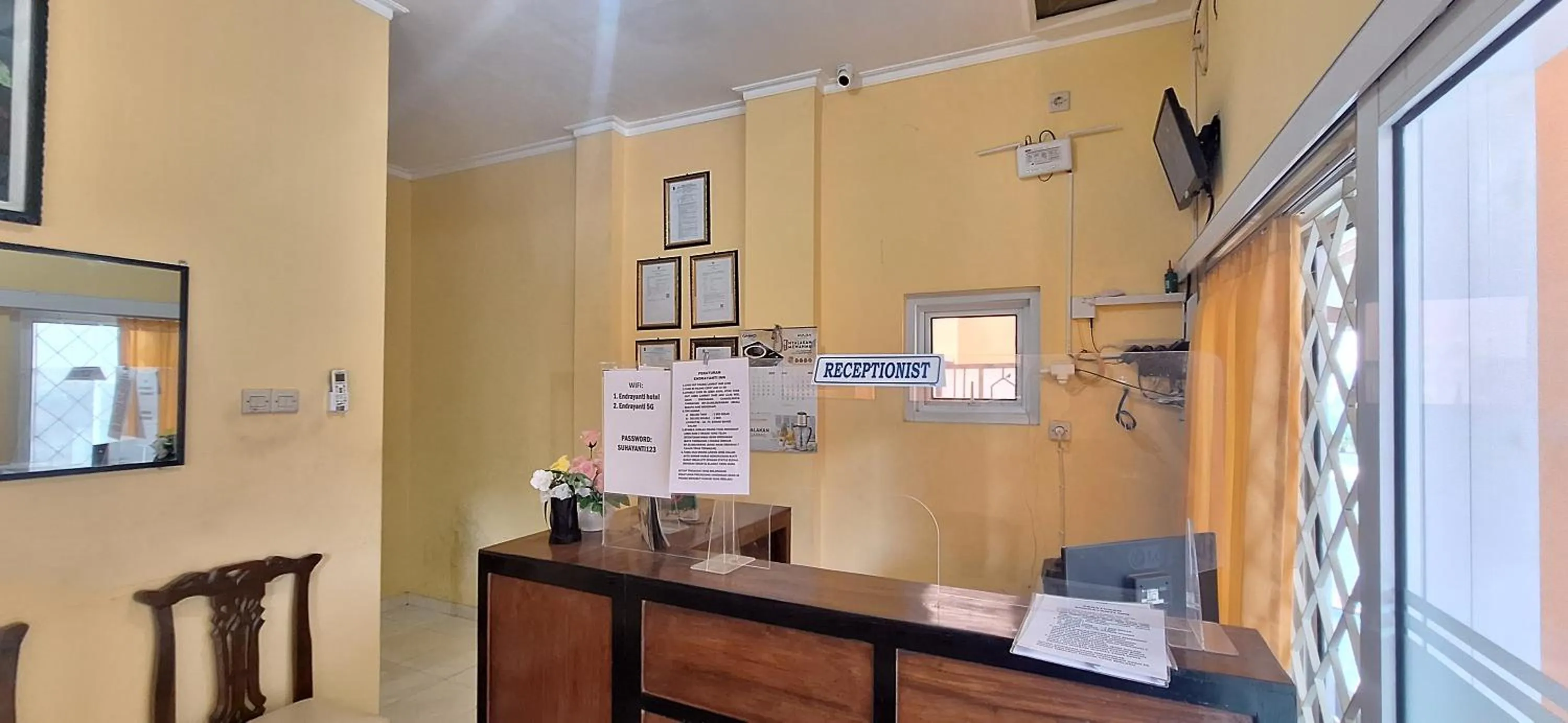 Lobby or reception in RedDoorz Syariah At Endrayanti Inn RSUD Yogyakarta